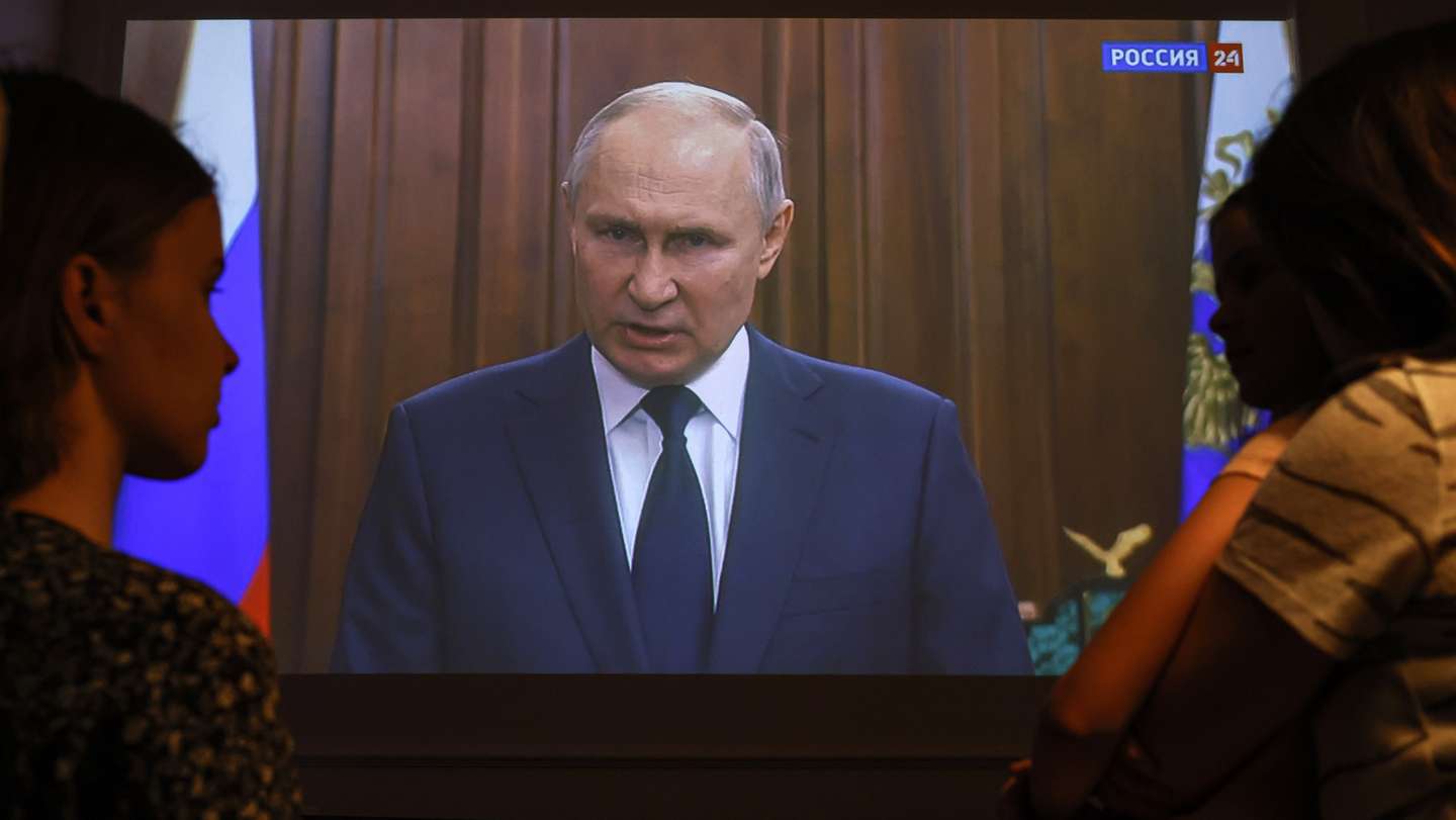 epaselect epa10712787 A family watches Russian President Vladimir Putin's video address to the Nation in Moscow, Russia, 26 June 2023. The Russian President on 26 June evening made a statement to the nation where he thanked Russian society for their 'resilience, cohesion and patriotism'. He commented about the 24 June aborted armed rebellion saying that 'the mutiny would have been suppressed anyway', thanking Wagner Group fighters and commanders who had stood down to avoid bloodshed. He also thanked Belarusian President Lukashenko for his efforts on a peaceful resolution of the situation, stressing that Russian society's unity played a decisive role.  EPA/SERGEI ILNITSKY