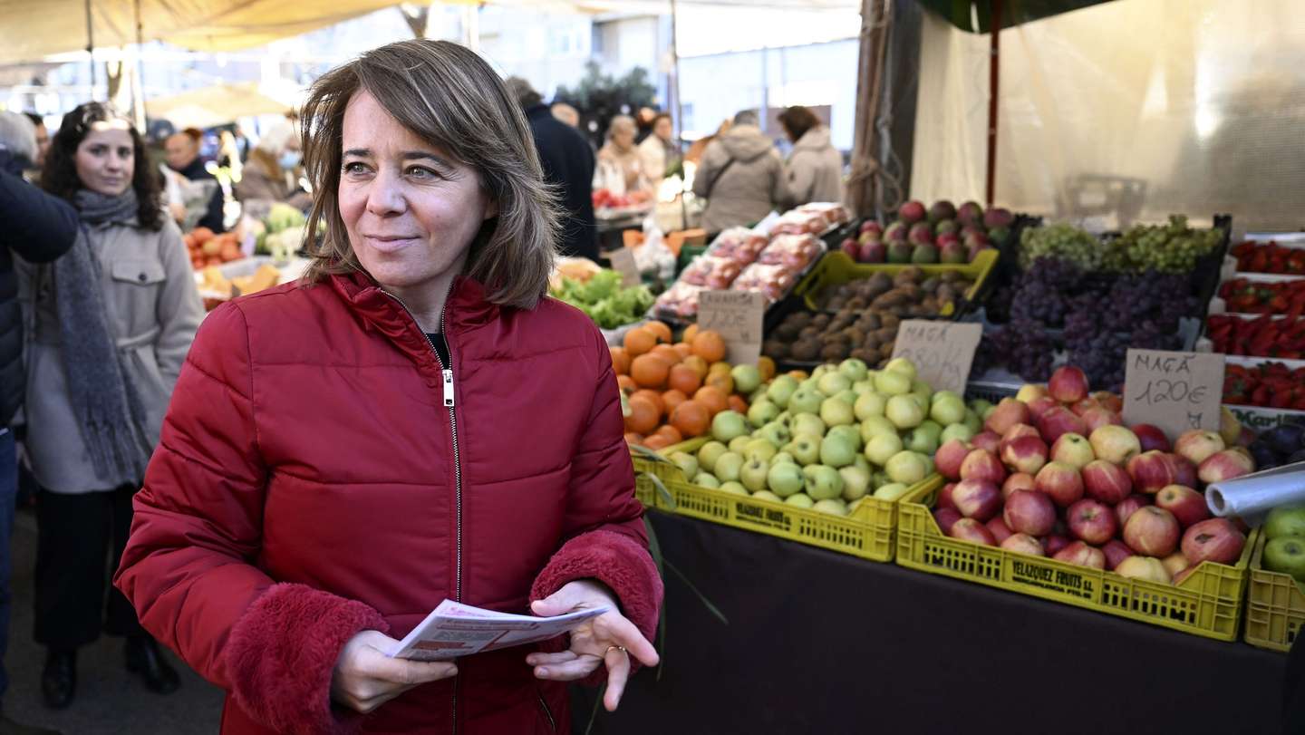 A coordenadora nacional do Bloco de Esquerda (BE), Catarina Martins, visita a feira de Espinho no âmbito da abertura das jornadas parlamentares do partido, Espinho, 6 de fevereiro de 2023. FERNANDO VELUDO/LUSA