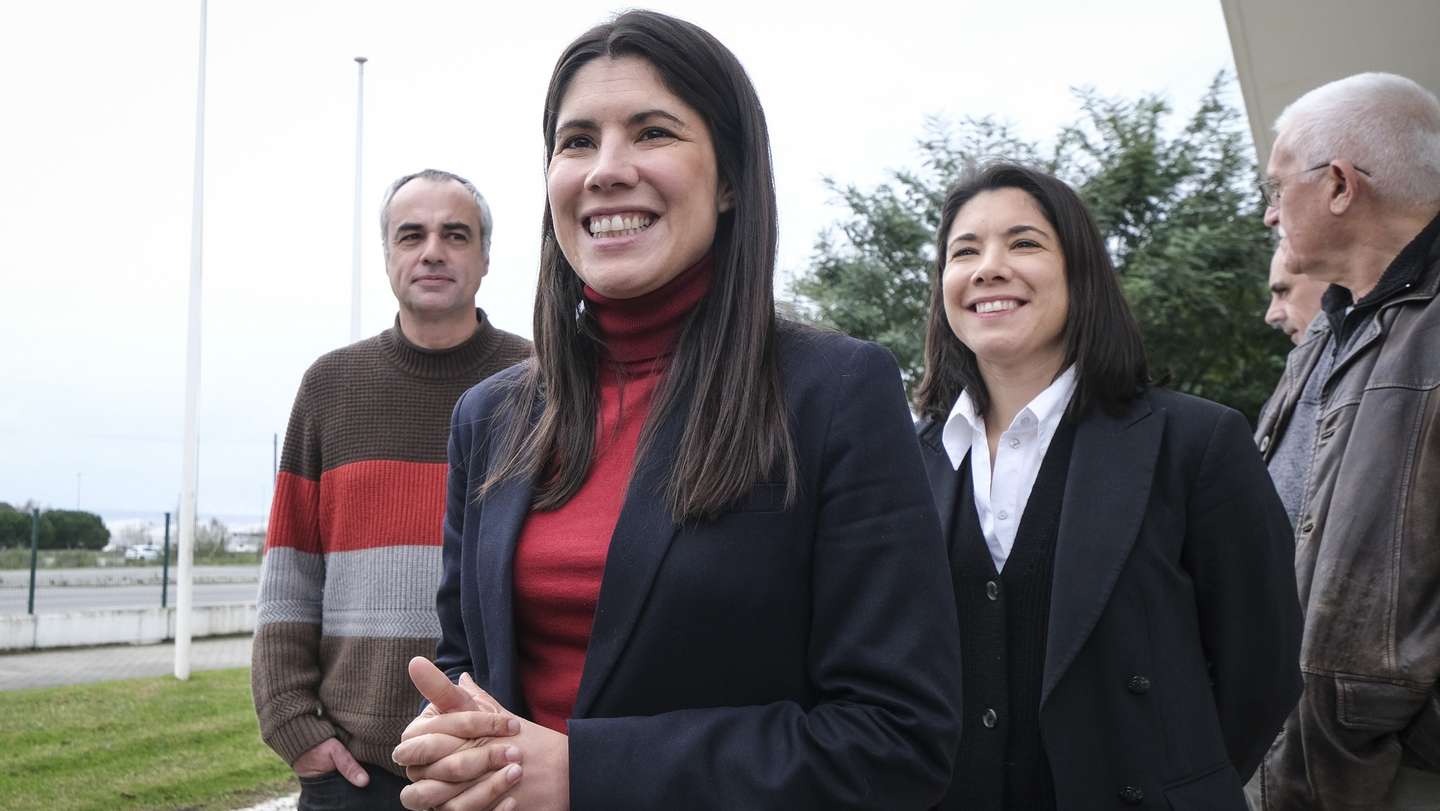 A coordenadora do Bloco de Esquerda (BE), Mariana Mortágua (2-E), ladeada por Joana Mortágua (2-D), à saída de uma reunião com a coordenadora das comissões de trabalhadores do Parque Industrial da Autoeuropa, em Palmela, 18 de janeiro de 2024. RUI MINDERICO/LUSA