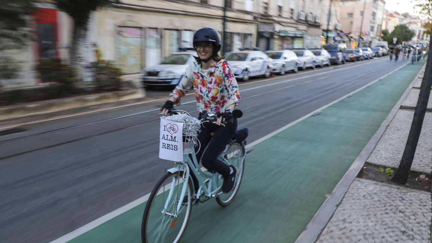 Uma ciclista participa numa manifestação em defesa da ciclovia da Almirante Reis, em Lisboa, 19 de outubro de 2021. Uma iniciativa do Lisboa Possível, Grupo de cidadãos por uma Lisboa Sustentável e teve um percurso entre o Martim Moniz e a Praça do Município. MIGUEL A. LOPES/LUSA