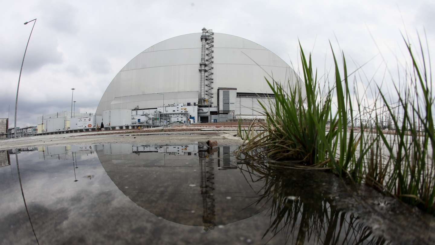 epaselect epa09781709 (FILE) - New Safe Confinement covering the 4th block of Chernobyl Nuclear power plant in Chernobyl, Ukraine, 15 April 2021 (Reissued 24 February 2022). Ukrainian President Volodymyr Zelenskyy tweeted on 24 February that Russian forces are attempting to seize control of the Chernobyl nuclear power plant.  EPA/OLEG PETRASYUK *** Local Caption *** 56828889