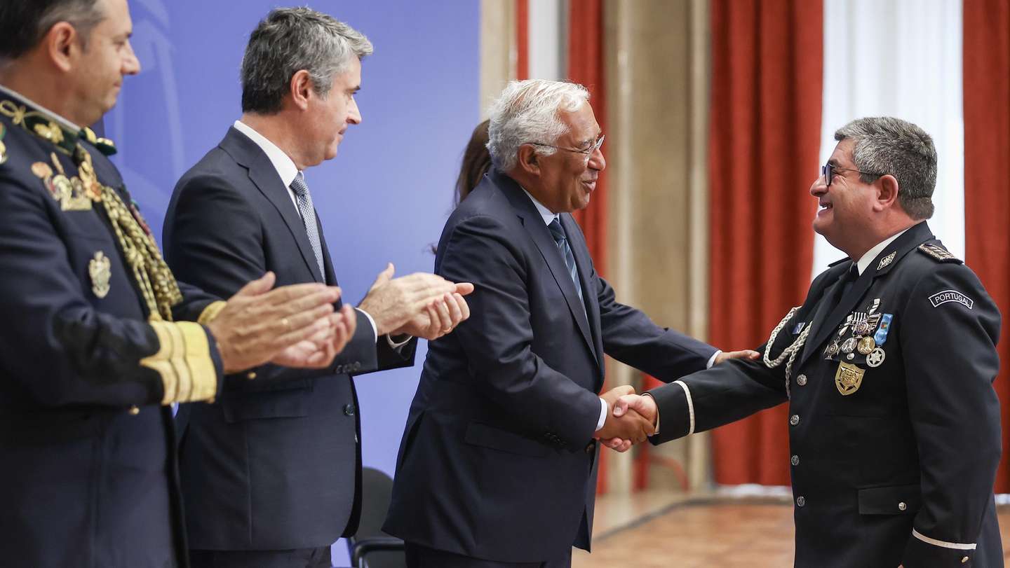 O primeiro-ministro, António Costa (2D), acompanhado pelo ministro da Administração Interna, José Luís Carneiro (2E), durante a cerimónia de posse do novo diretor nacional da Polícia de Segurança Pública (PSP), superintendente-chefe José Barros Correia (D), e do novo comandante-geral da Guarda Nacional Republicana (GNR), tenente-general Rui Veloso (E), realizada no Ministério das Finanças, Lisboa, 4 de setembro de 2023. RODRIGO ANTUNES/LUSA