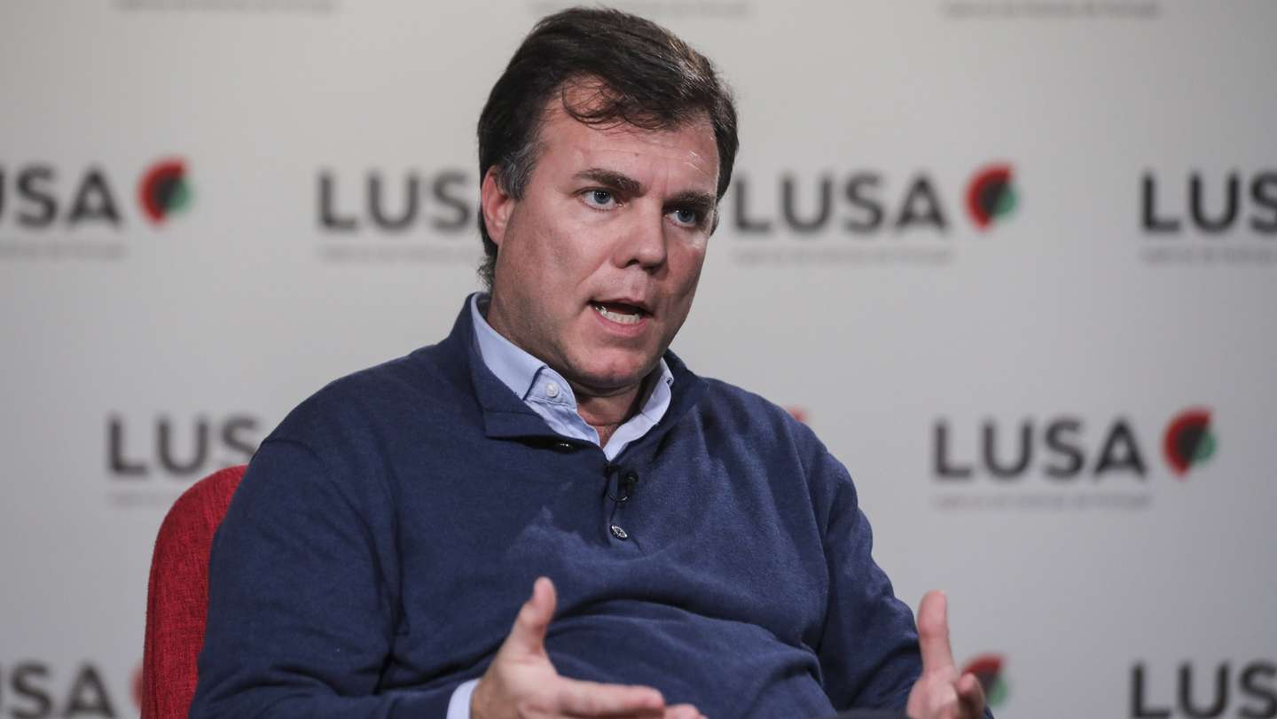 O presidente do partido Alternativa Democrática Nacional, Bruno Fialho, durante uma entrevista à Agência Lusa no âmbito das eleições legislativas, em Lisboa, 29 de dezembro de 2021. (ACOMPANHA TEXTO DE 03 DE JANEIRO DE 2022). MIGUEL A. LOPES/LUSA
