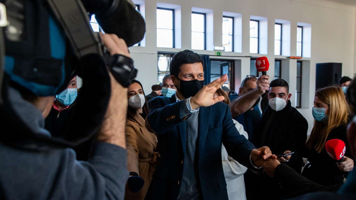 O candidato pelo circulo eleitoral de Lisboa às eleições legislativas, João Ferreira (C), no final da sessão com Reformados "Envelhecer com dignidade", na Casa do Povo do Couço, em Coruche, 17 de janeiro de 2022. JOSÉ SENA GOULÃO/LUSA