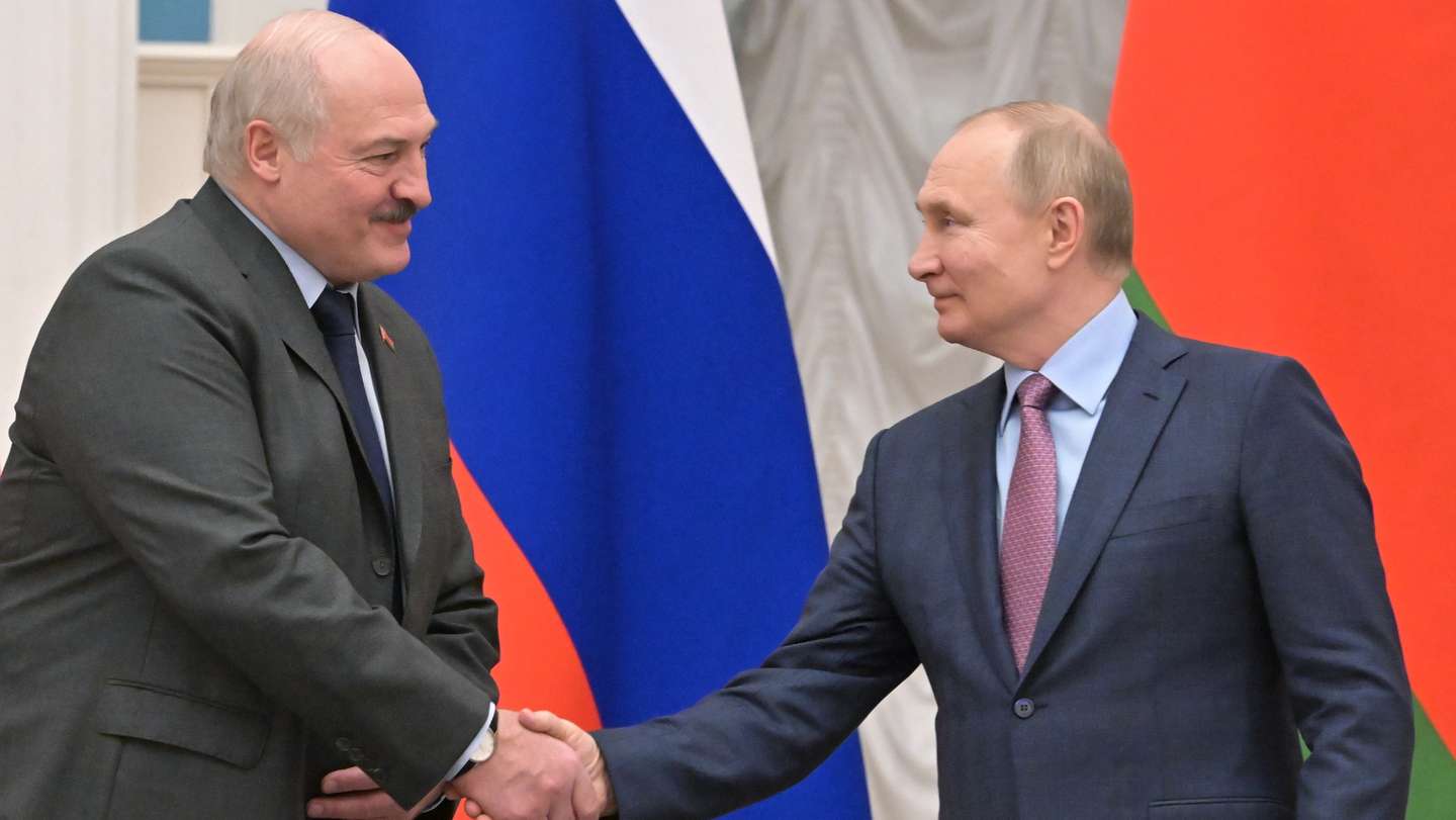 epa09769815 Belarusian President Alexander Lukashenko (L) and Russian President Vladimir Putin (R) shake hands during a joint press conference following their talks at the Kremlin in Moscow, Russia, 18 February 2022. Belarusian President is on a working visit to Moscow.  EPA/SERGEY GUNEEV / SPUTNIK / KREMLIN POOL MANDATORY CREDIT