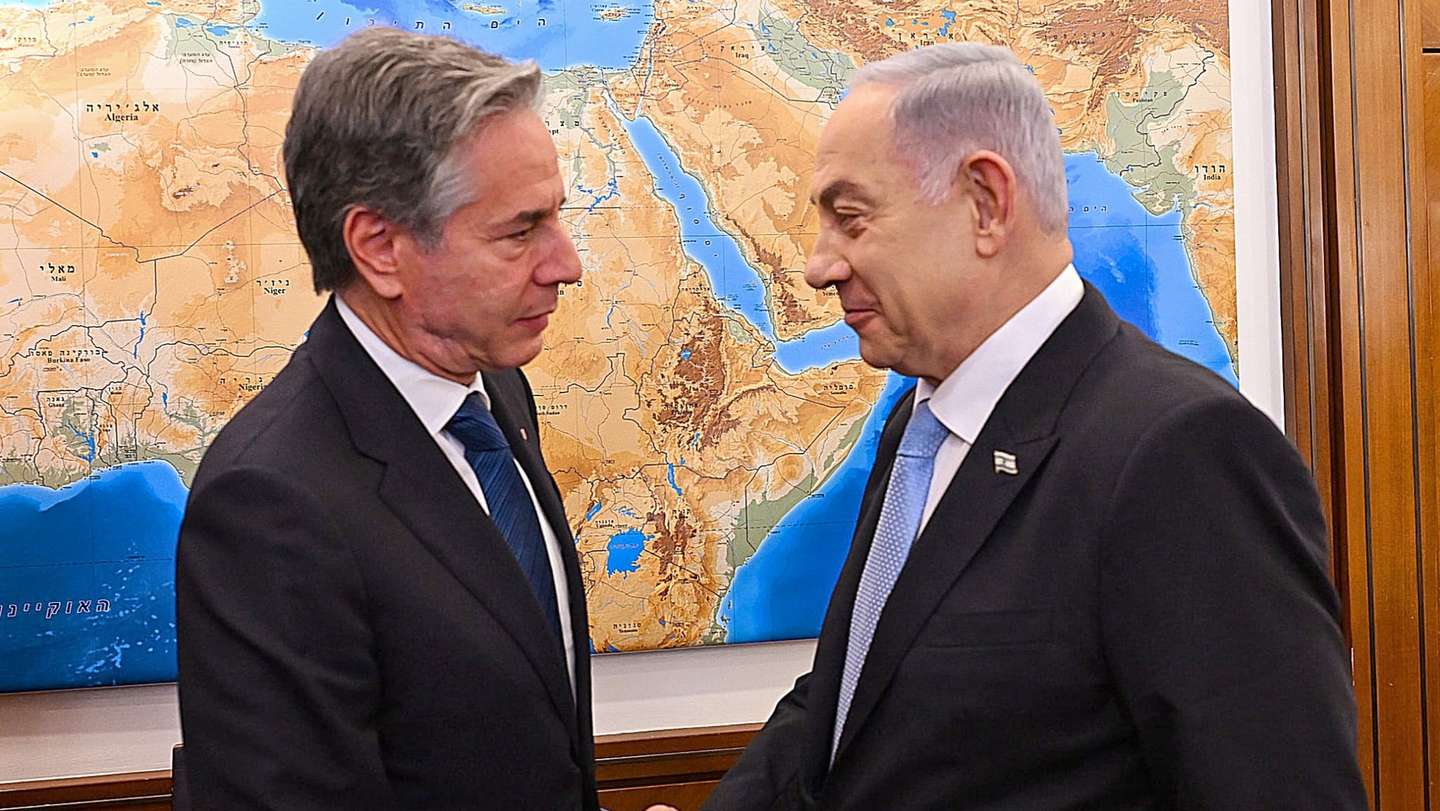 epa11554850 A handout photo made available by the Israeli Government Office (GPO) shows Israeli Prime Minister Benjamin Netanyahu (R) shaking hands with US Secretary of State Antony Blinken during a meeting in Jerusalem, 19 August 2024. Blinken arrived in Israel to discuss a ceasefire deal in the Gaza war.  EPA/CHAIM TZACH/Israeli Government Office (GPO) HANDOUT EDITORIAL USE ONLY/NO SALES