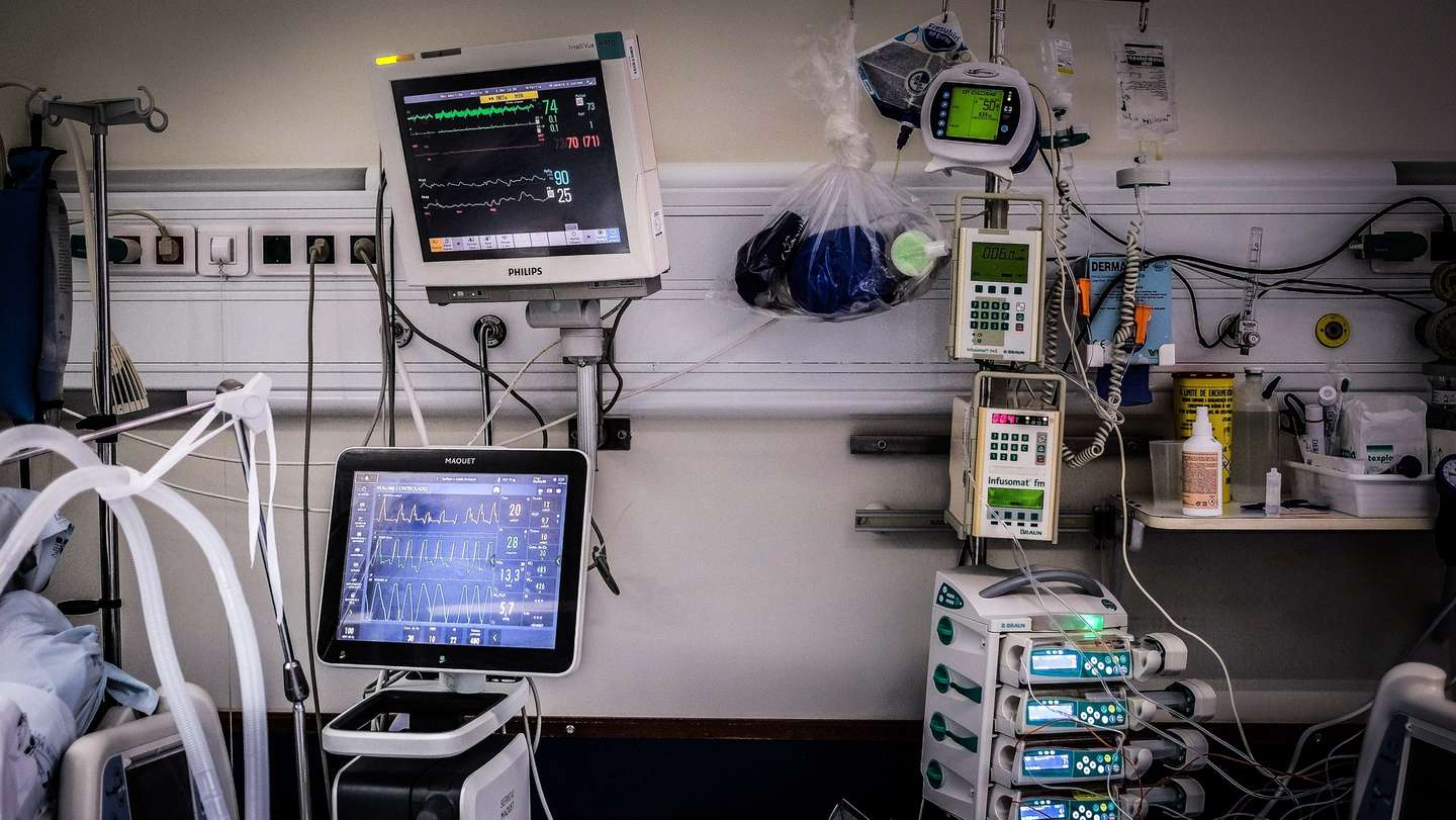 CONJUNTO DE 30 FOTOGRAFIAS: 23-30: Um dos ventiladores que existem na Unidade de cuidados intensivos dos doentes com Covid-19, no Hospital de Santa Maria, em Lisboa, 6 de abril de 2020. A vida corre contra o tempo nos cuidados intensivos do Hospital Santa Maria, onde estão os doentes mais graves com covid-19, que exigem um acompanhamento constante dos profissionais de saúde, que apesar da adversidade, conseguem manter a serenidade e o espírito de equipa. (ACOMPANHA TEXTO DO DIA 9 DE ABRIL DE 2020) MÁRIO CRUZ/LUSA