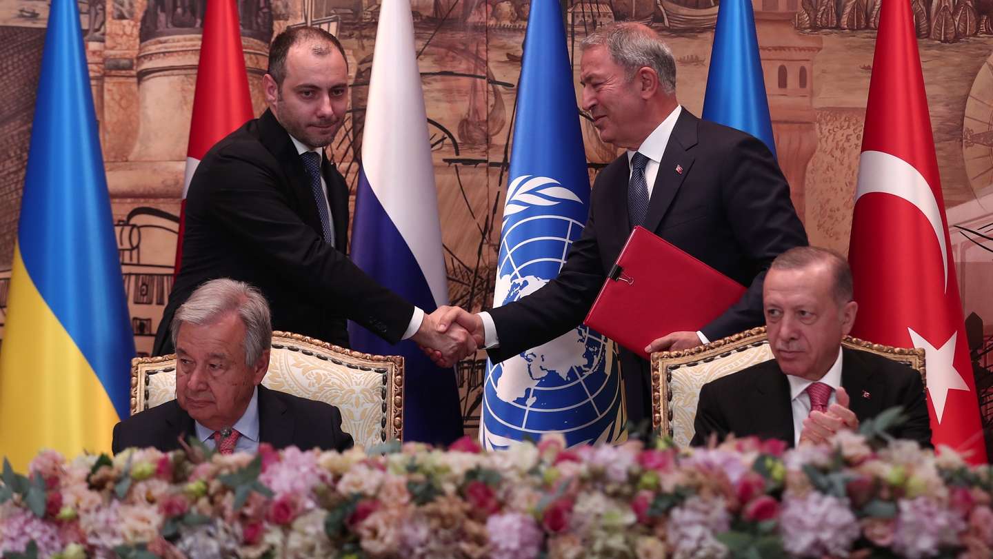 epaselect epa10086409 Turkish President Recep Tayyip Erdogan (down-R), UN Secretary-General Antonio Guterres (down-L), Oleksandr Kubrakov (up-L), Minister of Infrastructure of Ukraine and Turkish Defense Minister Hulusi Akar (up-R) attend a signing ceremony of the grain shipment agreement  between Turkey-UN, Russia and Ukraine after their meeting in Istanbul, Turkey, 22 July 2022. According to the agreement, a coordination center will be established to carry out joint inspections at the ports and ensure route security.  EPA/SEDAT SUNA