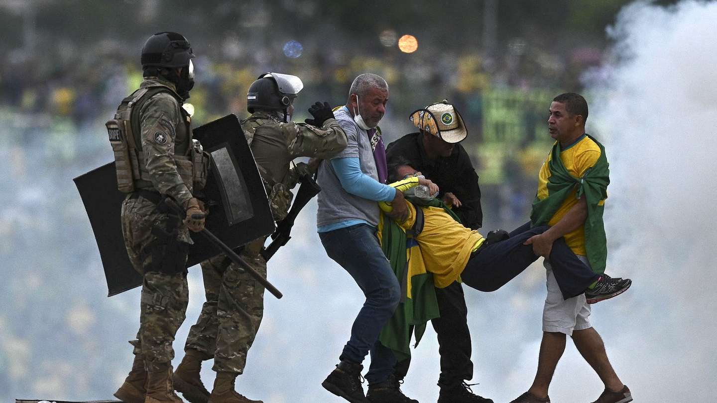 epa10396412 Police confront supporters of former Brazilian President Jair Bolsonaro invading Planalto Palace, in Brasilia, Brazil, 08 January 2023. Hundreds of supporters of former Brazilian President Jair Bolsonaro invaded the headquarters of the National Congress, and also Supreme Court and the Planalto Palace, seat of the Presidency of the Republic, in a demonstration calling for a military intervention to overthrow President Luiz Inacio Lula da Silva. The crowd broke through the cordons of security forces and forced their way to the roof of the buildings of the Chamber of Deputies and the Senate, and some entered inside the legislative headquarters.  EPA/ANDRE BORGES