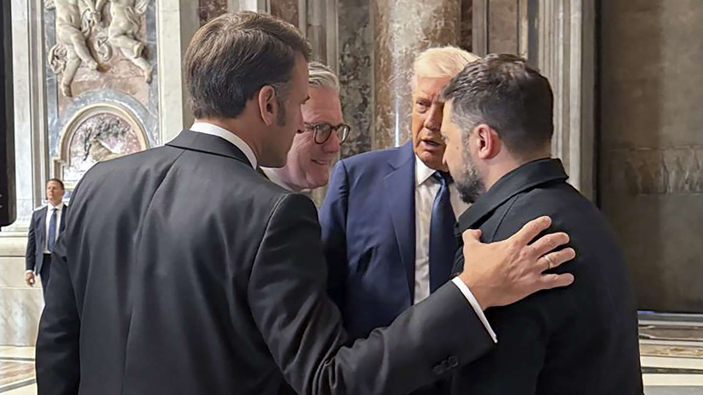 epa12056122 epa12056109 A handout photo made available by the Ukrainian Presidential Press Service shows (L-R) French President Emmanuel Macron, British Prime Minister Keir Starmer, US President Donald J. Trump, and Ukrainian President Volodymyr Zelensky speaking in Saint Peter's Cathedral prior to the funeral Mass of Pope Francis in Saint Peter's Square in Vatican City, 26 April 2025. Pope Francis passed away on Easter Monday, 21 April 2025, at the age of 88.  EPA/PRESIDENTIAL PRESS SERVICE HANDOUT HANDOUT  HANDOUT EDITORIAL USE ONLY/NO SALES  EPA-EFE/PRESIDENTIAL PRESS SERVICE HANDOUT HANDOUT  HANDOUT EDITORIAL USE ONLY/NO SALESHANDOUT EDITORIAL USE ONLY/NO SALES
