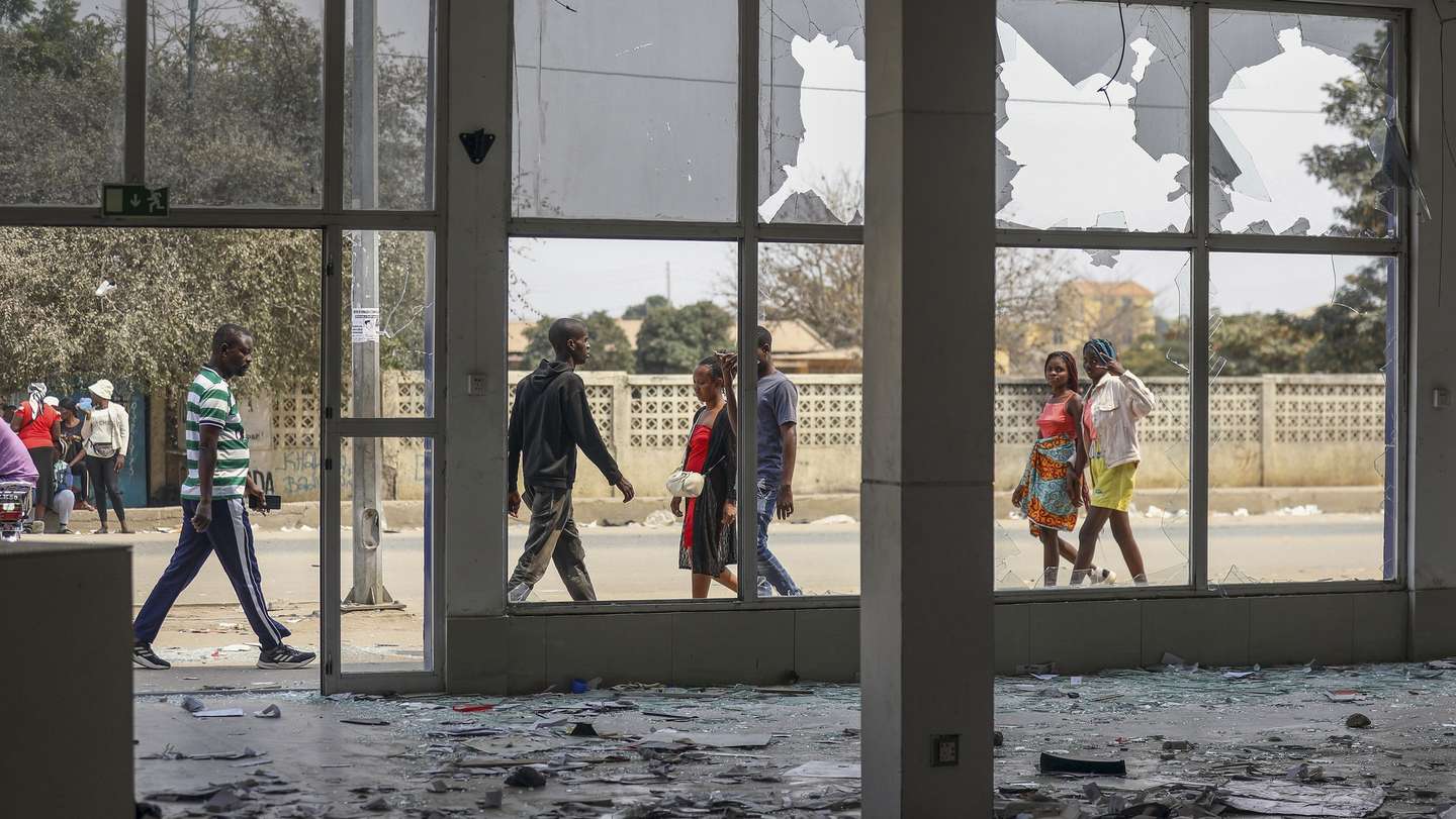 O balanço provisório das autoridades angolanas aponta para 22 mortos, 197 feridos e 1.214 detenções nos dois dias de tumultos registados na província de Luanda, durante uma paralisação de taxistas, avançou hoje o Governo, Luanda, Angola, 30 de julho de 2025. Os protestos violentos coincidiram com a greve de operadores de táxis, contra o fim dos subsídios aos combustíveis e as manifestações contra o aumento do custo de vida convocadas para segunda, terça-feira e hoje. AMPE ROGÉRIO/LUSA