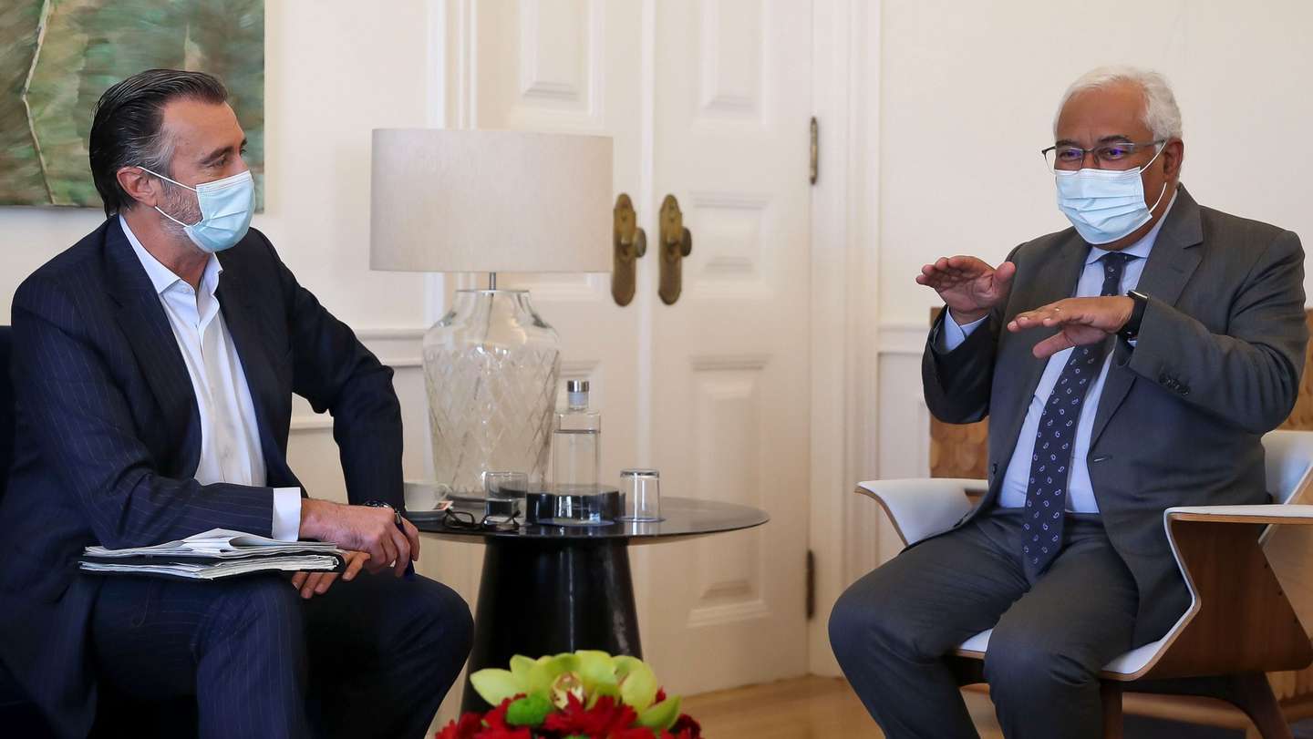 O primeiro-ministro, António Costa (D), conversa com o líder do Iniciativa Liberal (IL, João Cotrim de Figueiredo (E), no âmbito da audição dos partidos com representação parlamentar sobre a situação epidemiológica em Portugal, na residência oficial de São Bento, em Lisboa, 23 de novembro de 2021. O Primeiro-ministro recusou hoje antecipar novas medidas para conter a pandemia de covid-19, remetendo um eventual anúncio para quinta-feira, quando se reúne o Conselho de Ministros, e depois de consultados os partidos. MANUEL DE ALMEIDA/LUSA