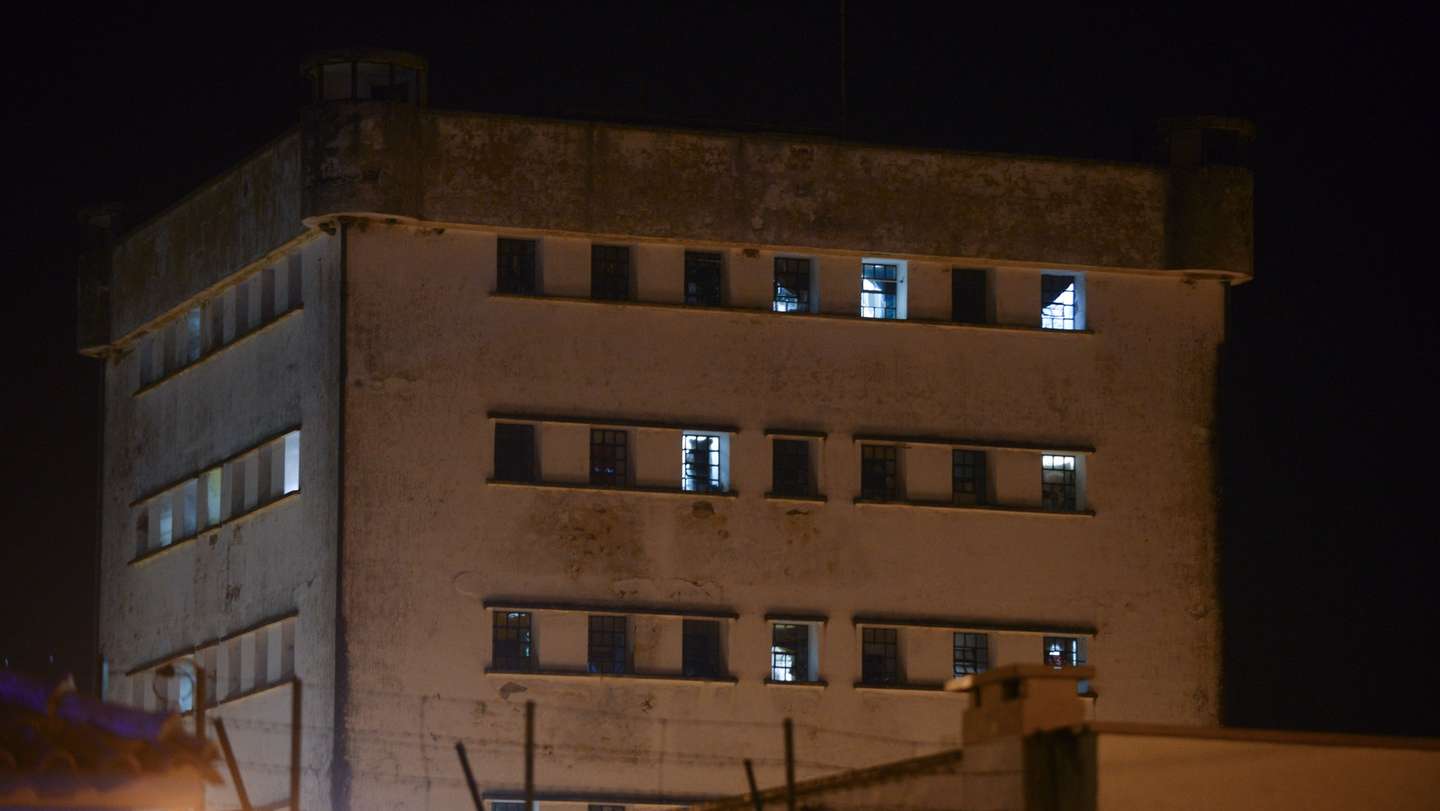 Um incêndio ao final da tarde de hoje no Estabelecimento Prisional de Alcoentre, concelho da Azambuja, causou cinco feridos, disse à Lusa fonte do Comando Distrital de Operações de Socorro (CDOS) de Lisboa, Alcoentre, 29 de janeiro de 2019. Estiveram no local 44 operacionais e 18 viaturas dos bombeiros de Alcoentre, Azambuja, Alenquer, Rio Maior e Cadaval, além do Instituto Nacional de Emergência Médica (INEM). CARLOS BARROSO / LUSA