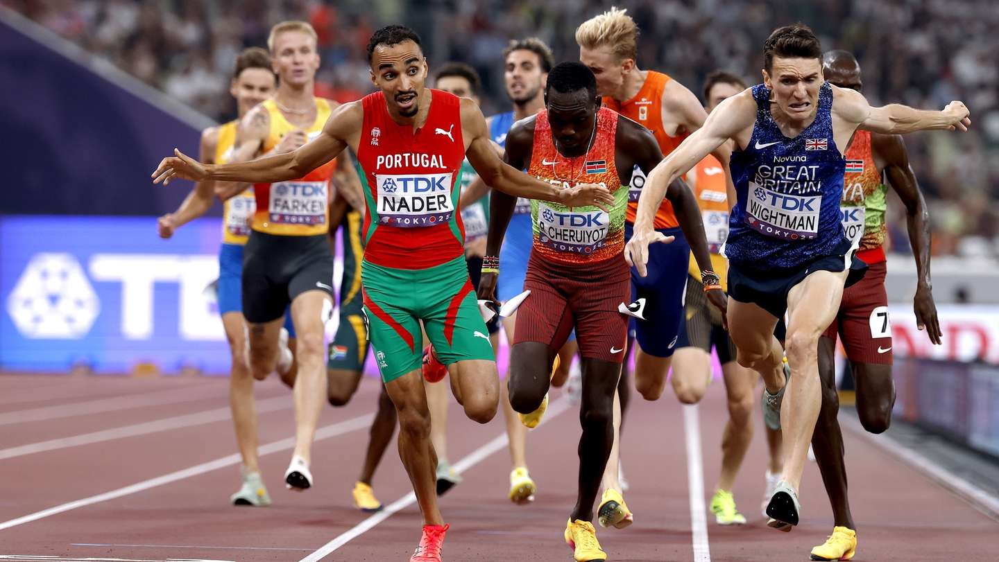 epa12384891 Isaac Nader (L) of Portugal beats Jake Wightman of Great Britain on the finish line to win the Men's 1500m final at the World Athletics Championships 2025 in Tokyo, Japan, 17 September 2025.  EPA/FRANCK ROBICHON