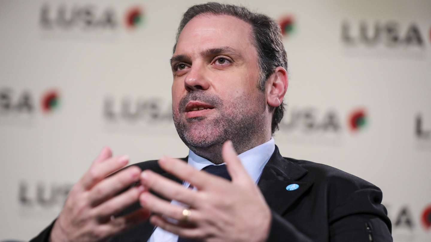 O presidente do partido Aliança, Jorge Nuno de Sá, durante durante uma entrevista à Lusa, no âmbito das eleições Legislativas 2022, na sede da agência, em Lisboa, 12 de janeiro de 2022.  (ACOMPANHA TEXTO DA LUSA DO DIA 14 DE JANEIRO DE 2022). MIGUEL A. LOPES/LUSA