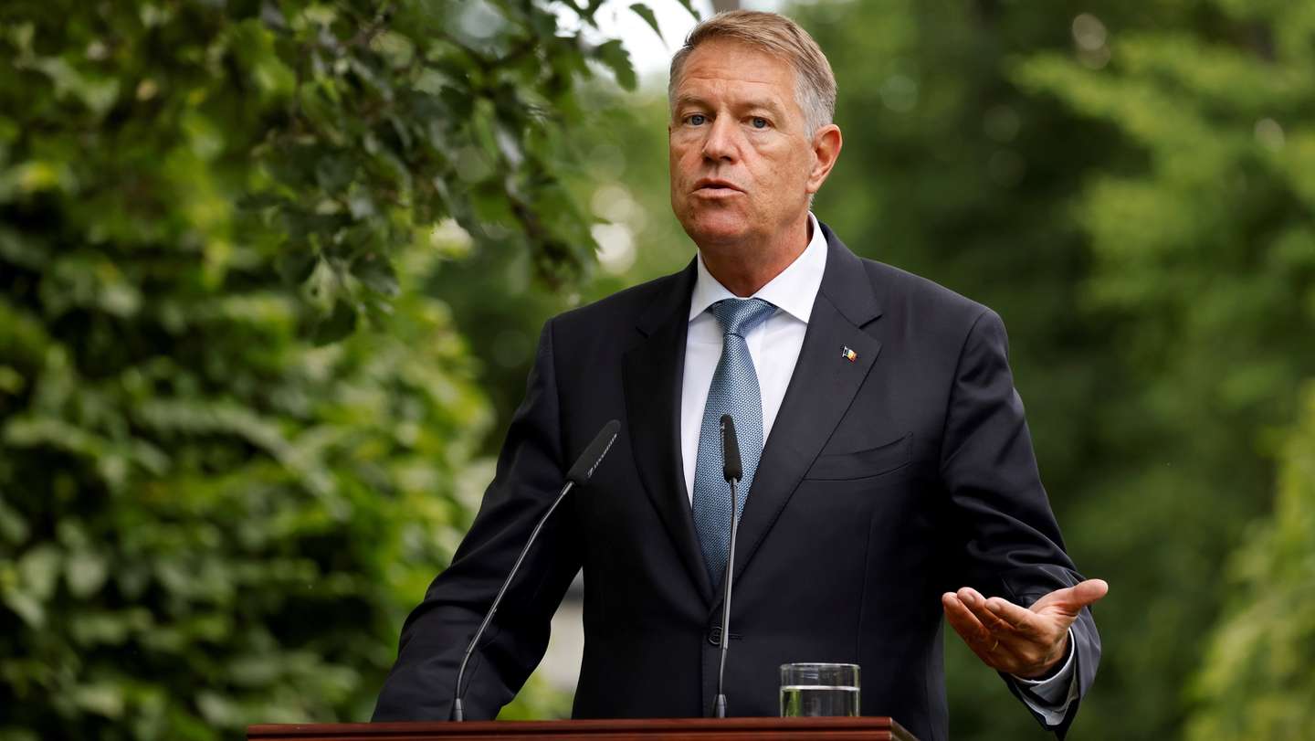 epa10016509 Romania's President Klaus Iohannis holds a press conference with the heads of state of Ukraine, France, Italy and Germany at Marinsky Palace in Kyiv, Ukraine, 16 June 2022. French President Emmanuel Macron, Italian Prime Minister Mario Draghi and German Chancellor Olaf Scholz arrived on a night train from Poland to Kyiv and meet with Ukrainian President Volodymyr Zelensky, at a time when the country is pushing for EU membership.  EPA/LUDOVIC MARIN / POOL  MAXPPP OUT