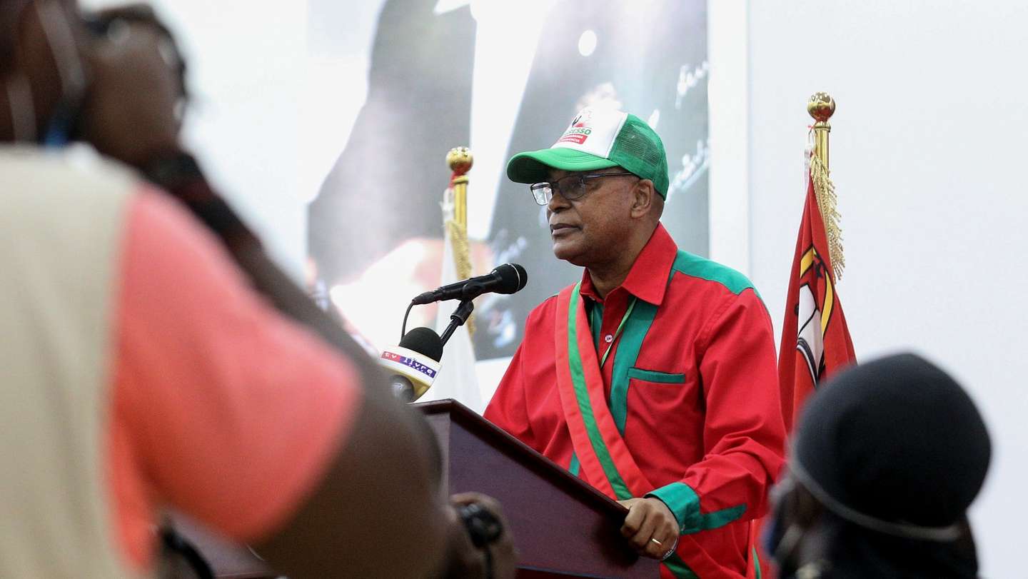 O novo presidente da UNITA - União Nacional para a Independência Total de Angola, Adalberto da Costa Júnior, após a sua eleição no XIII Congresso da UNITA, depois de ter sido afastado da liderança do partido por decisão do Tribunal Constitucional (TC), Luanda, Angola, 4 de dezembro de 2021. O TC deu razão, em outubro, a um grupo de militantes que alegaram irregularidades no congresso de novembro de 2019 que elegeu Adalberto da Costa Júnior, nomeadamente o facto de ter nacionalidade portuguesa à data da entrega da candidatura, obrigando a repetir o conclave. AMPE ROGÉRIO/LUSA