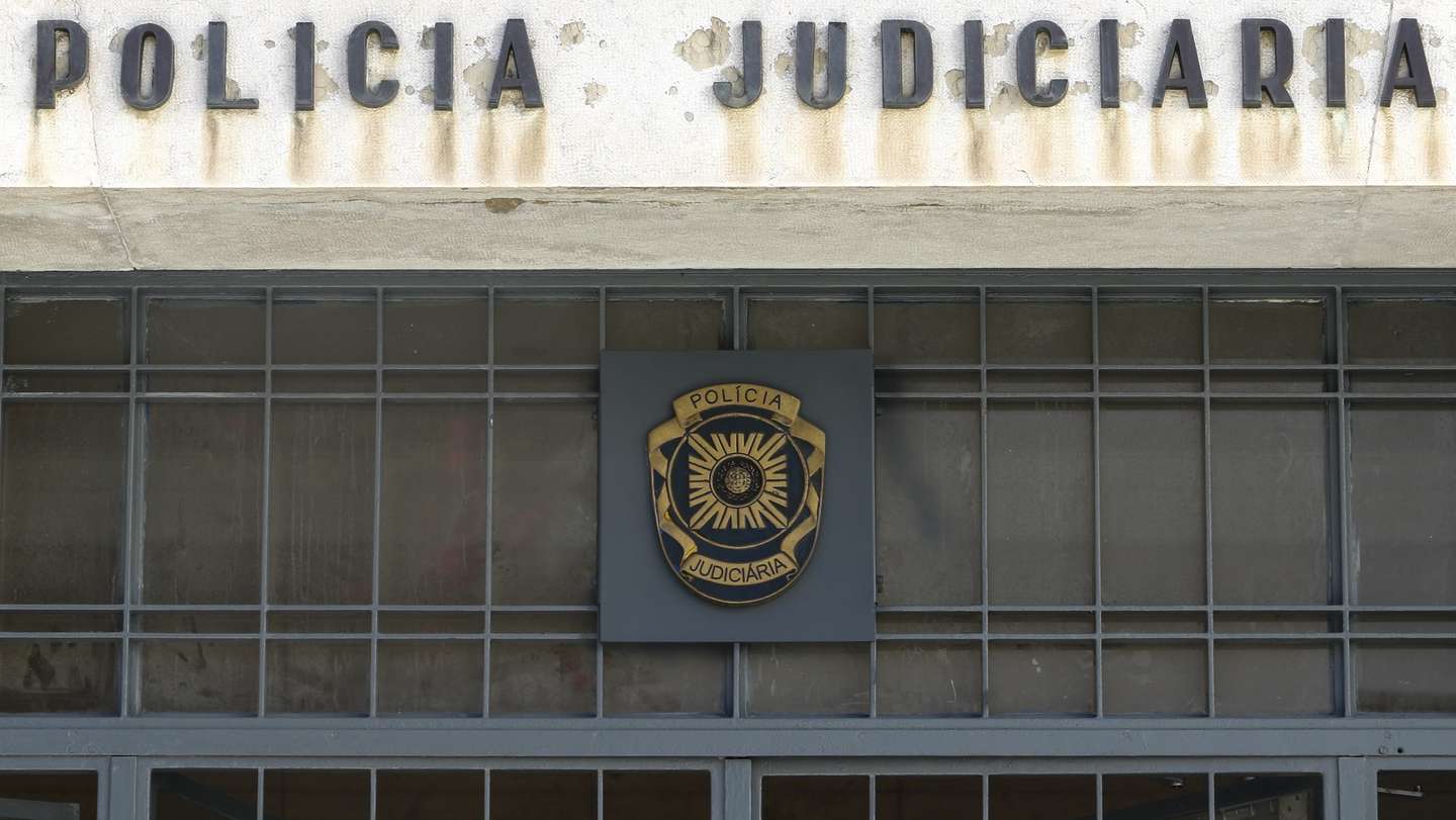 Em comunicado, a PJ refere que o jovem procurado por homicídio qualificado, com 20 anos, foi detido na capital algarvia
