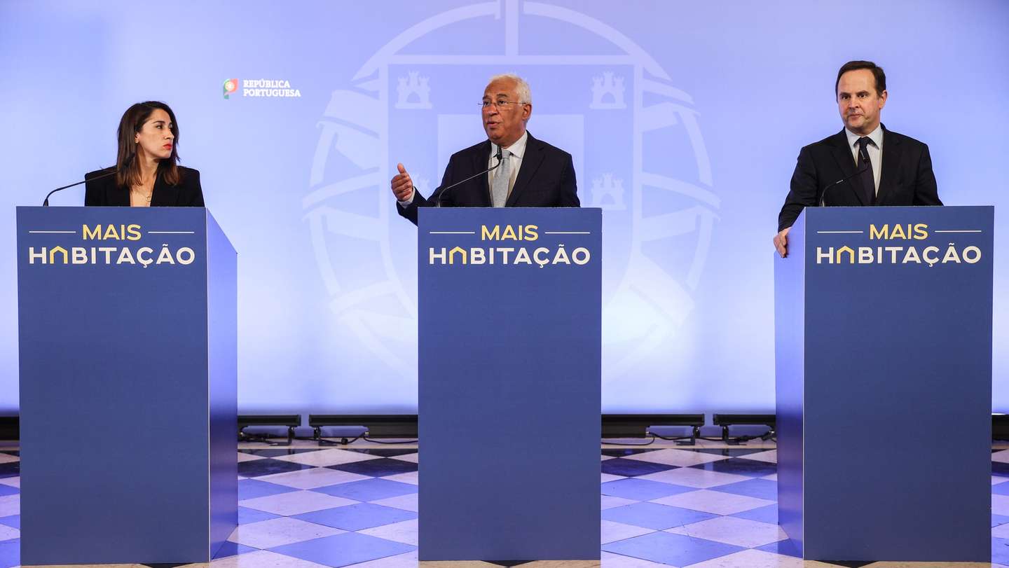 O primeiro-ministro, António Costa (C), acompanhado pela ministra da Habitação, Marina Gonçalves (E) e pelo ministro das Finanças, Fernando Medina (D), na conferência de imprensa no final da reunião do Conselho de Ministros onde foi discutido o programa “Mais Habitação” no Palácio da Ajuda, em Lisboa, 18 de março de 2023. MIGUEL A. LOPES/LUSA