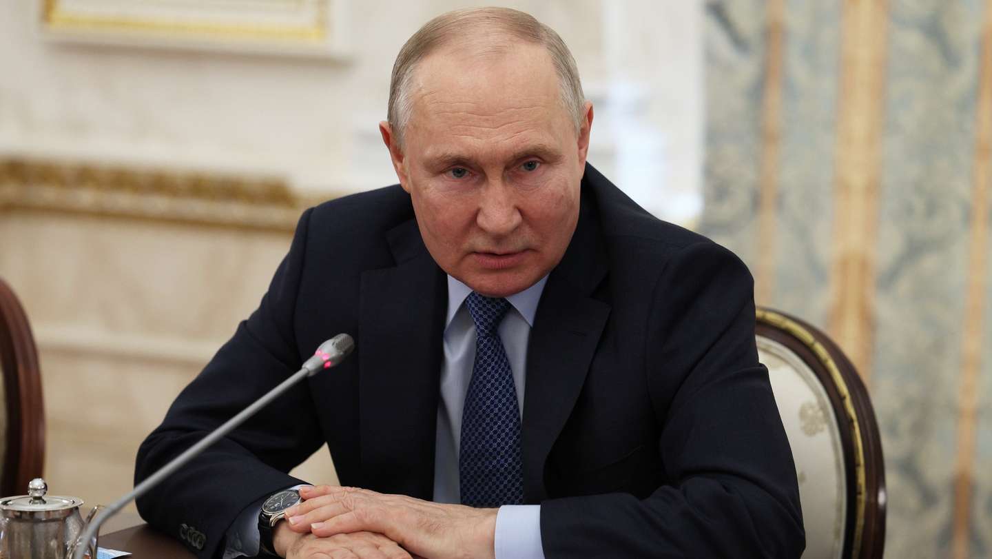 epa10688679 Russian President Vladimir Putin chairs a meeting with Russian war journalists in Moscow, Russia, 13 June 2023.  EPA/GAVRIIL GRIGOROV / SPUTNIK / KREMLIN POOL MANDATORY CREDIT