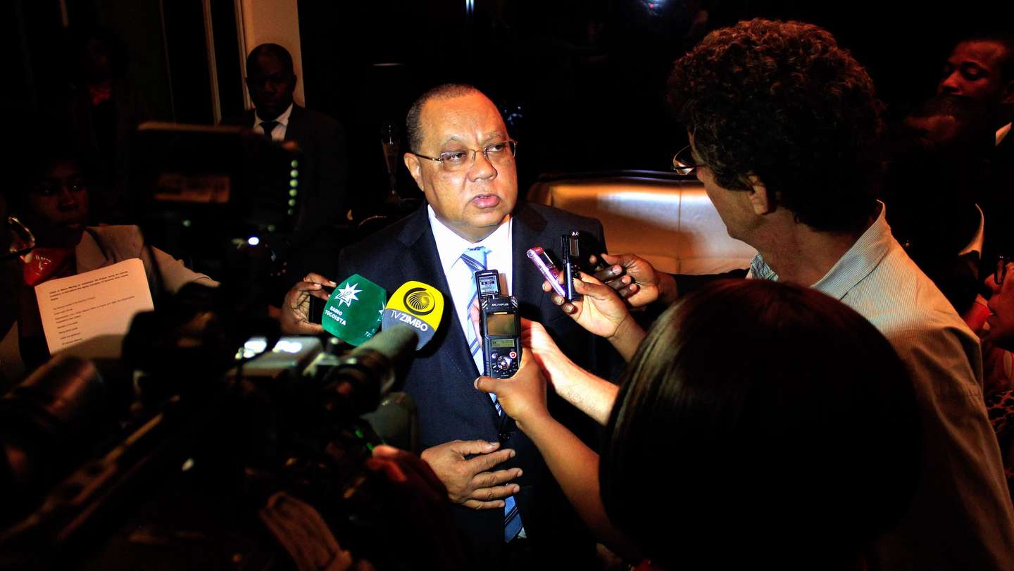 O procurador-geral da República de Angola, Pitta Groz (C), fala aos jornalistas durante o seminário sobre o lema "Corrupção - Um combate de todos para todos", no âmbito da comemoração do Dia Internacional contra a corrupção, organizado pela Procuradoria-Geral da República de Angola e o Minint, no Palácio da Justiça, em Luanda, Angola, 10 de dezembro de 2018. AMPE ROGÉRIO/LUSA
