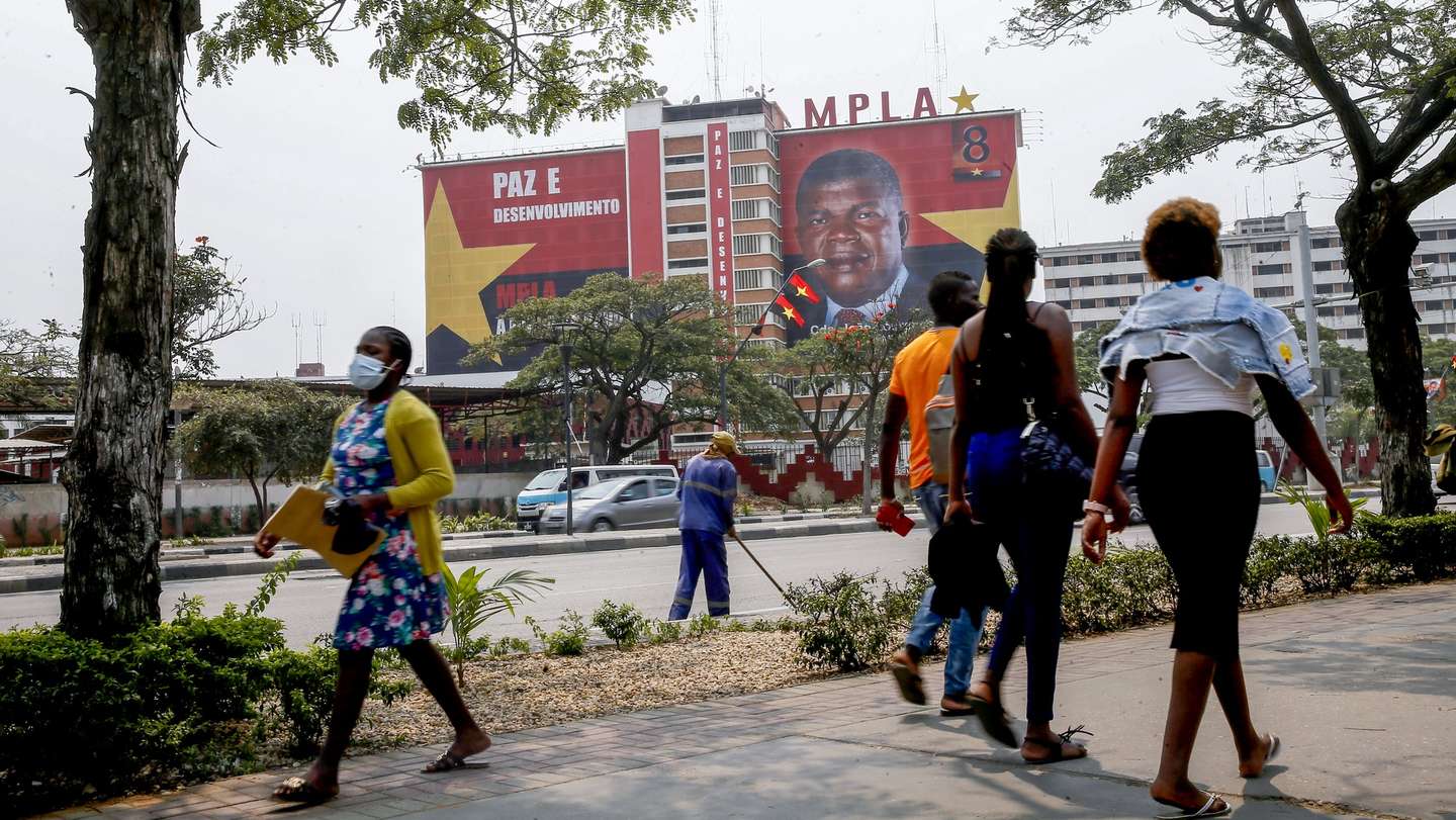 Cartazes de propaganda política para as eleições de 24 de agosto nas ruas de Luanda, Angola, 10 de agosto de 2022. As eleições gerais angolanas, quinto escrutínio da história política do país, estão marcadas para 24 de agosto e contam com candidaturas de oito formações políticas, que estão em campanha eleitoral desde 24 de julho. (ACOMPANHA TEXTO DE 13-08-2022)  AMPE ROGÉRIO/LUSA