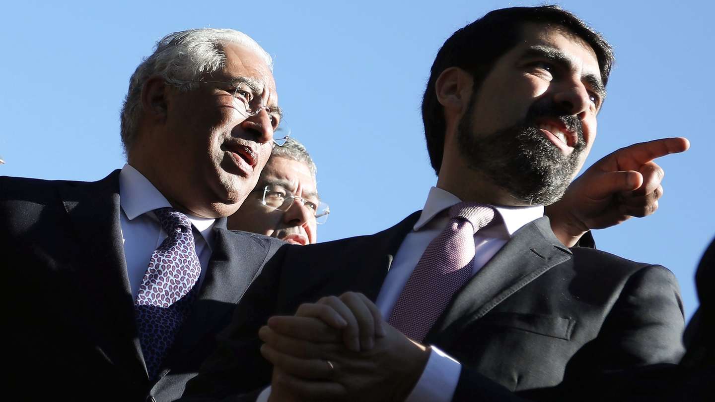 O Primeiro-Ministro, António Costa (E) e o presidente da Câmara Municipal de Caminha, Miguel Alves (D), durante a visita a Riba de Ancora para ação com sapadores florestais do concelho de Caminha (parceria ICNF – Câmara Municipal de Caminha – Associação de Produtores Florestais do Alto Minho). Riba de Ancora, 17 de  fevereiro de 2018. MANUEL ARAÚJO/LUSA