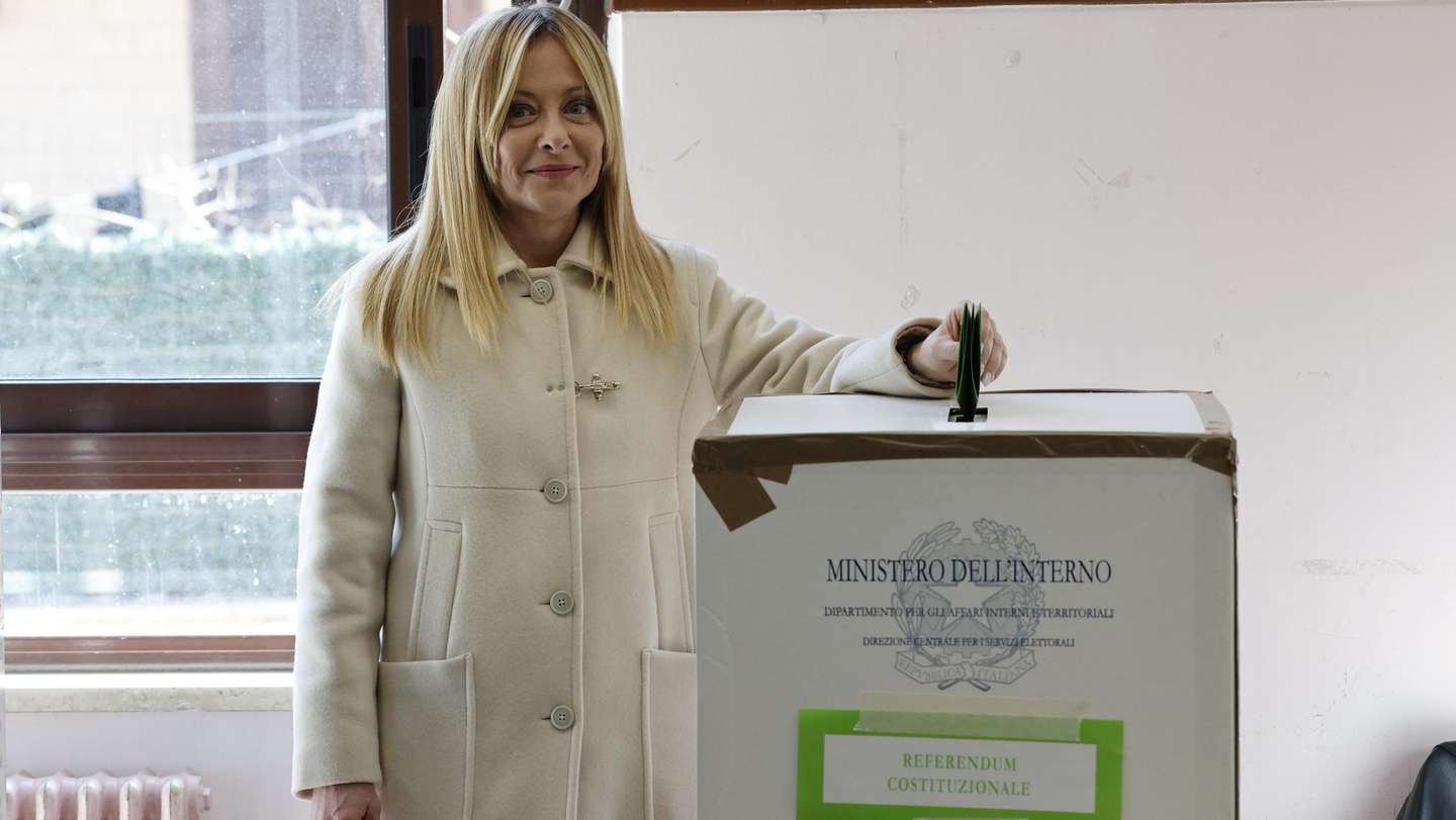 epa12843411 Italian Prime Minister Giorgia Meloni casts her ballot at a polling station during voting in the Italian constitutional referendum on judicial system reform in Rome, Italy, 23 March 2026.  EPA/FABIO FRUSTACI