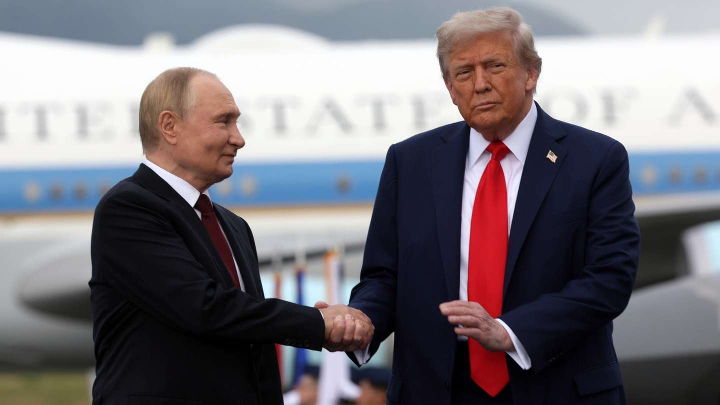 epa12303633 US President Donald Trump (R) and Russian President Vladimir Putin pose on the podium on the tarmac after they arrived to attend a meeting at Joint Base Elmendorf-Richardson in Anchorage, Alaska, USA, 15 August 2025.  EPA/GAVRIIL GRIGOROV/SPUTNIK/KREMLIN POOL / POOL MANDATORY CREDIT