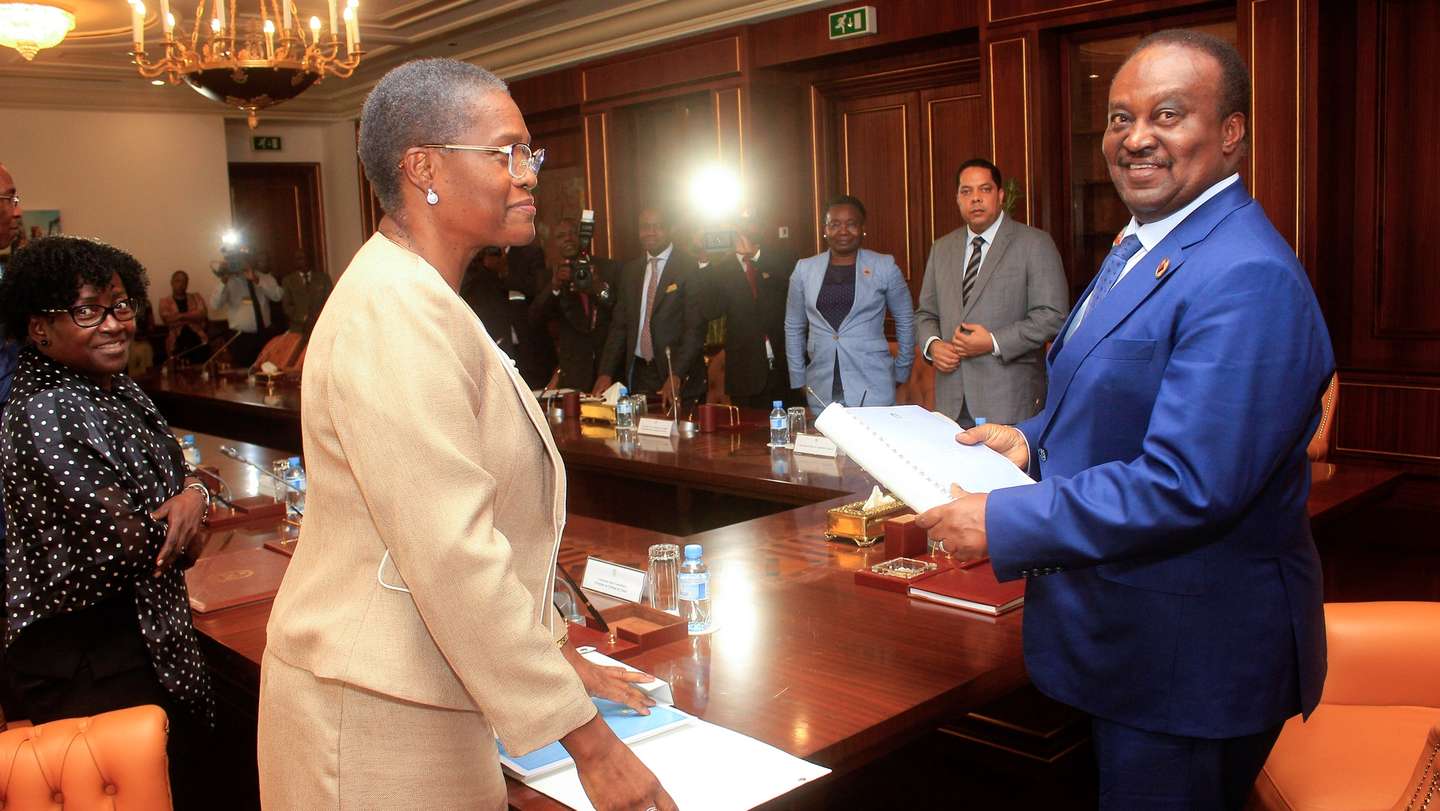 A juíza conselheira e presidente do Tribunal de Contas de Angola, Exalgina Gamboa (2-E), e o presidente da Assembleia Nacional de Angola, Fernando da Piedade Dias dos Santos (D), durante a entrega por parte do Tribunal de Conta ao Parlamento Angolano do parecer da conta Geral de Estado de 2019, em Luanda, Angola, 21 de maio de 2019. AMPE ROGÉRIO / LUSA