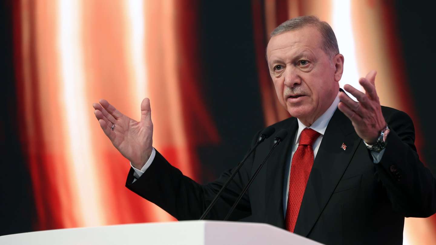 epa11190899 A handout photo made available by the Turkish Presidential Press Office shows Turkish President Recep Tayyip Erdogan delivering an address during the Antalya Diplomacy Forum (ADF) in Antalya, Turkey, 01 March 2024. The third edition of the ADF runs from 01 to 03 March 2024 under the theme 'Advancing Diplomacy in Times of Turmoil'.  EPA/TURKISH PRESIDENTIAL PRESS OFFICE HANDOUT  HANDOUT EDITORIAL USE ONLY/NO SALES HANDOUT EDITORIAL USE ONLY/NO SALES