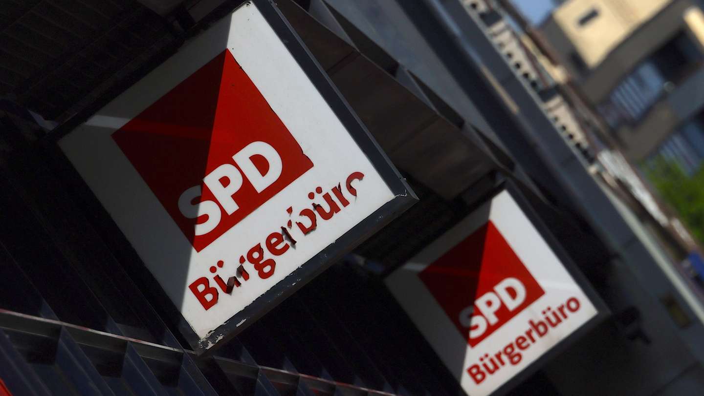 epa12064273 The logo of the Social Democratic Party (SPD) is displayed on the building before a news conference to present the results of the SPD members' vote on the coalition agreement at the party's headquarters in Berlin, Germany, 30 April 2025. Around 358,000 SPD members voted on the 144-page agreement entitled 'Responsibility for Germany' with the CDU, and the majority were in favor.  EPA/HANNIBAL HANSCHKE
