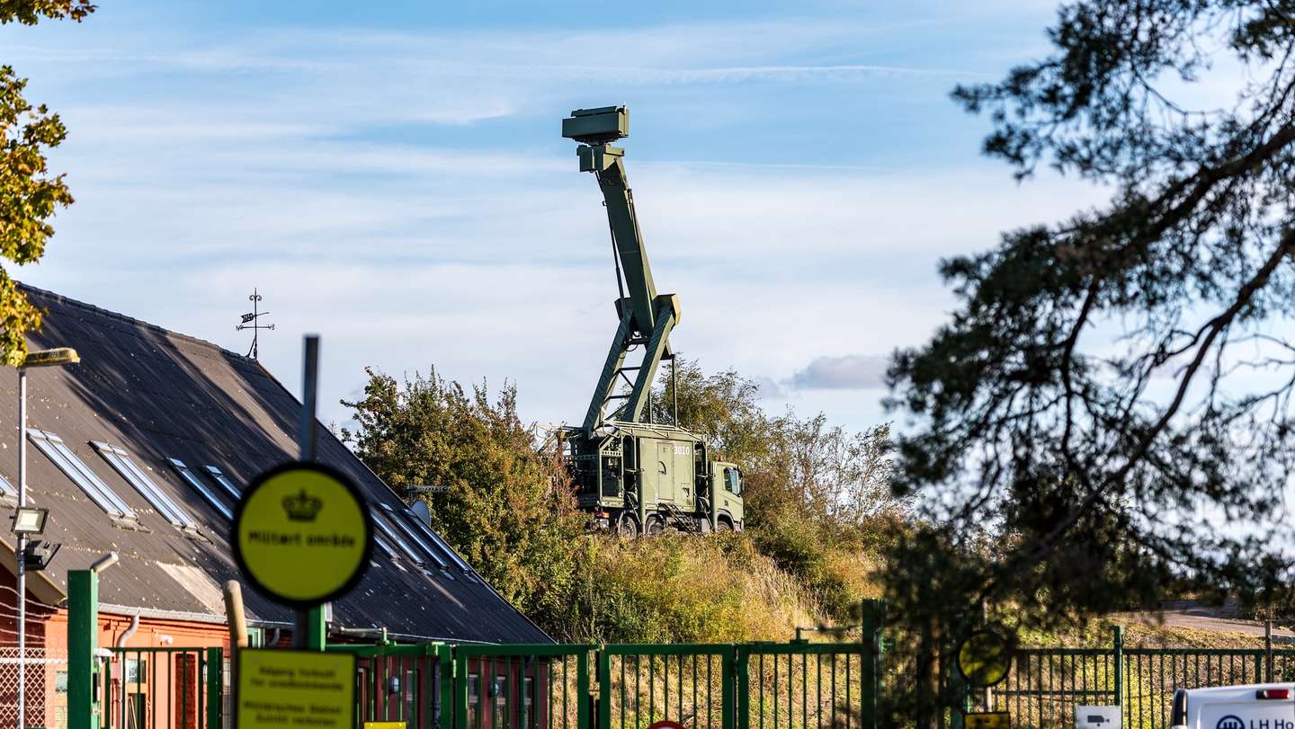 epa12408393 A mobile radar installation stands at the Danish military's area on Amager, Pionegaarden, near the village of Dragoer and on the coast of Oresund, the sea between Denmark and Sweden, in Dragoer, Denmark, 26 September 2025. The radar installation comes after drones were spotted near Copenhagen Airport on the evening of 22 September, leading to the airspace over Copenhagen being closed for four hours on the night leading to 23 September.  EPA/Steven Knap  DENMARK OUT