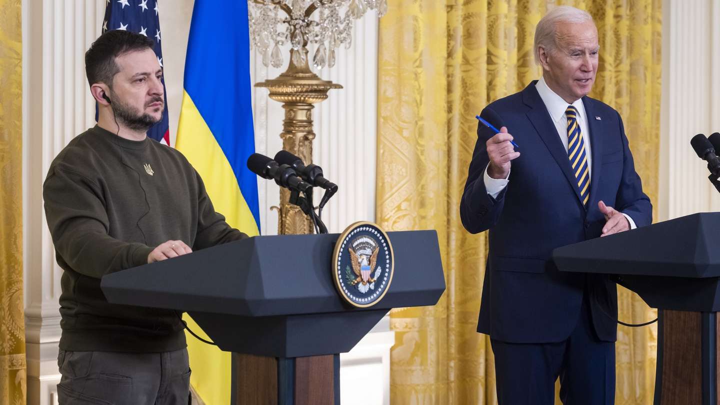 epa10375954 US President Joe Biden (R) and Ukrainian President Volodymyr Zelensky (L) hold a press conference in the East Room of the White House Washington, DC, USA, 21 December 2022. In his first trip out of Ukraine since the Russian invasion began, Zelensky is visiting DC to meet with President Biden and address a joint session of Congress.  EPA/JIM LO SCALZO