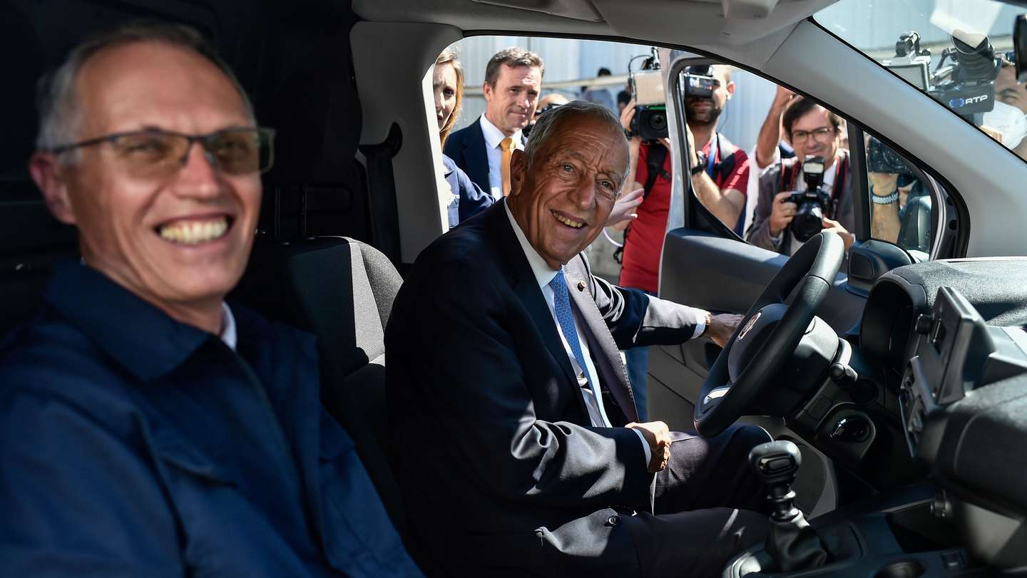 O Presidente da República, Marcelo Rebelo de Sousa (D), acompanhado pelo CEO da da Stellantis Mangualde, Carlos Tavares, durante uma visita às instalações da empresa, no âmbito da comemoração dos 60 anos da empresa, Mangualde, 7 de julho de 2022. NUNO ANDRÉ FERREIRA/LUSA
