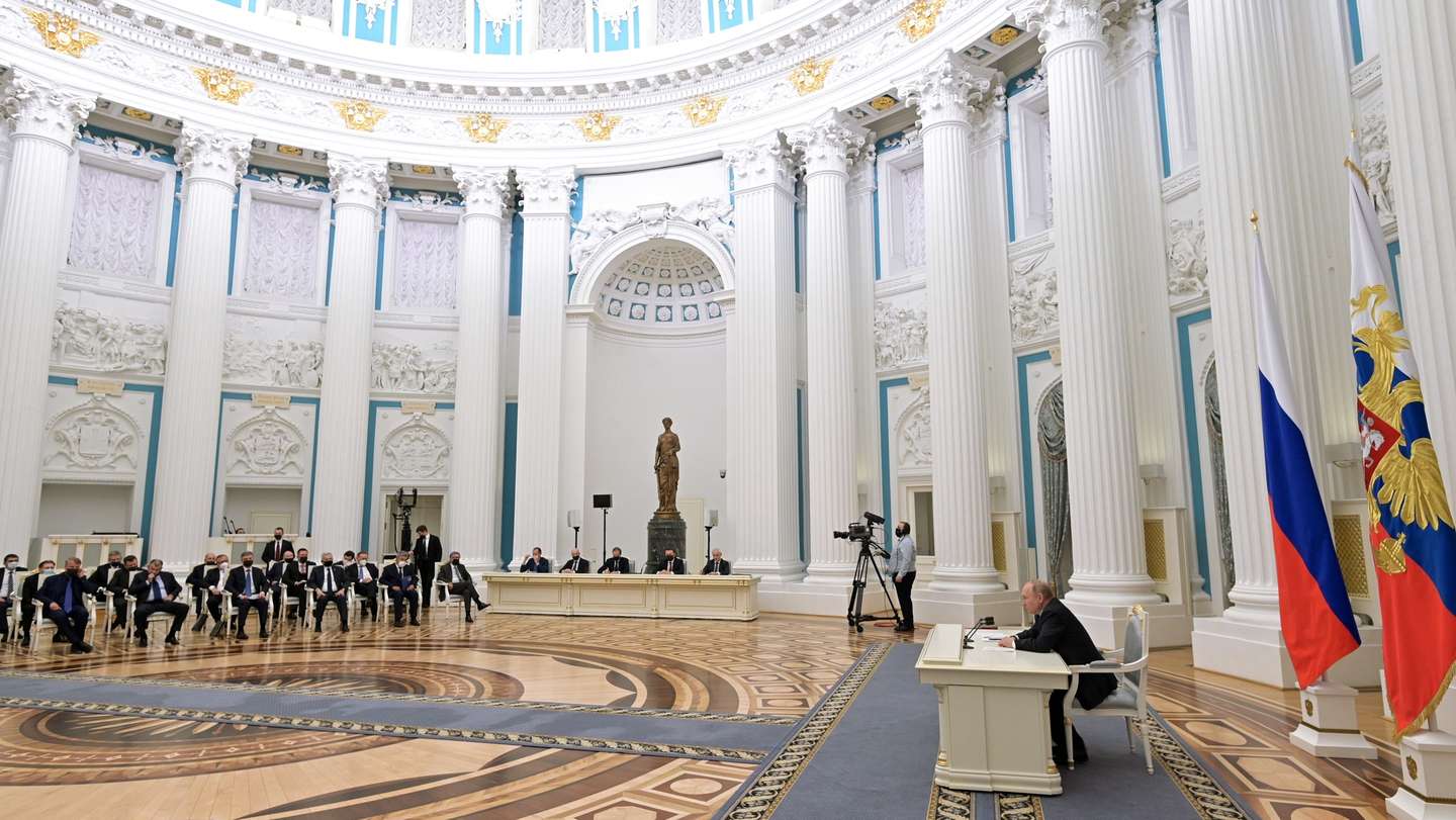 epa09781646 Russian President Vladimir Putin (R) chairs a meeting with Russian businessmen at the Kremlin in Moscow, Russia, 24 February 2022. In the early hours of 24 February, President Putin announced his decision to launch a special military operation on Ukraine. Against this background, the Russian Ruble weakened against the US dollar and the euro to a six-year low, the Russian stock market fell by 11 percent, trading on the Moscow and St. Petersburg stock exchanges were suspended. The prices of oil and precious metals are rising on world markets.  EPA/ALEKSEY NIKOLSKYI/SPUTNIK/KREMLIN / POOL