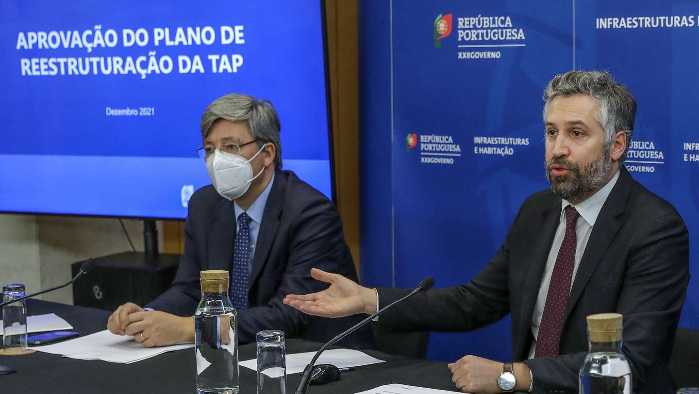 O ministro das Infraestruturas e da Habitação, Pedro Nuno Santos (D), acompanhado pelo secretário de Estado do Tesouro, Miguel Cruz (E), durante uma conferência de imprensa, no Ministério das Infraestruturas e da Habitação, em Lisboa, 21 de dezembro de 2021. A Comissão Europeia informou hoje que aprovou o plano de reestruturação da TAP e a ajuda estatal de 2.550 milhões de euros, impondo que a companhia aérea disponibilize até 18 ‘slots’ por dia no aeroporto de Lisboa. MIGUEL A. LOPES/LUSA