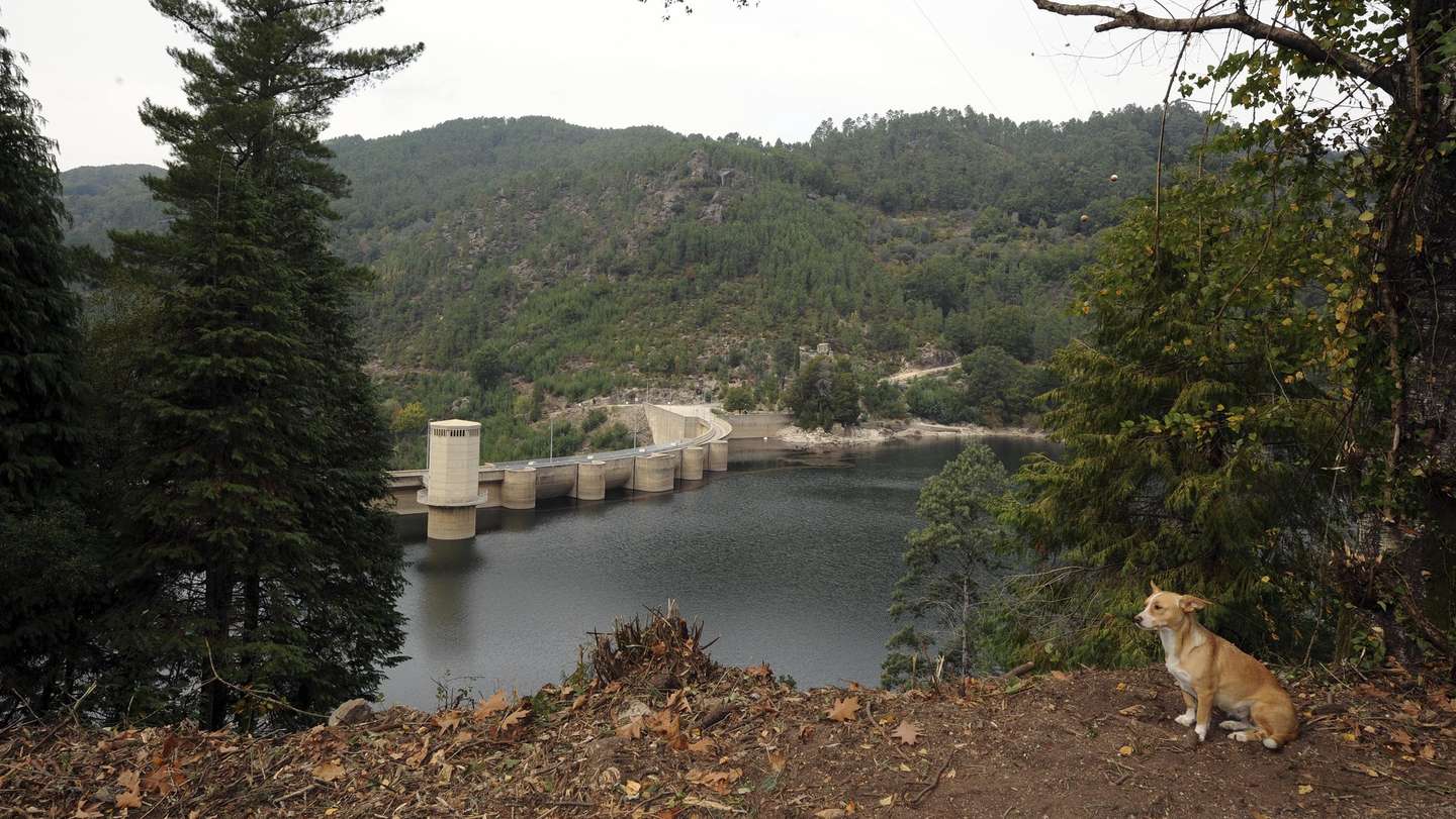 Barragem de Salamonde, Vieira do Minho. A EDP inicia hoje o reforço de potência da barragem de Salamonde, em Vieira do Minho, o que permitirá aumentar a sua produção e contribuir para duplicar a capacidade de Portugal na produção de energia hídrica, 22 Outubro 2010. HUGO DELGADO/LUSA
