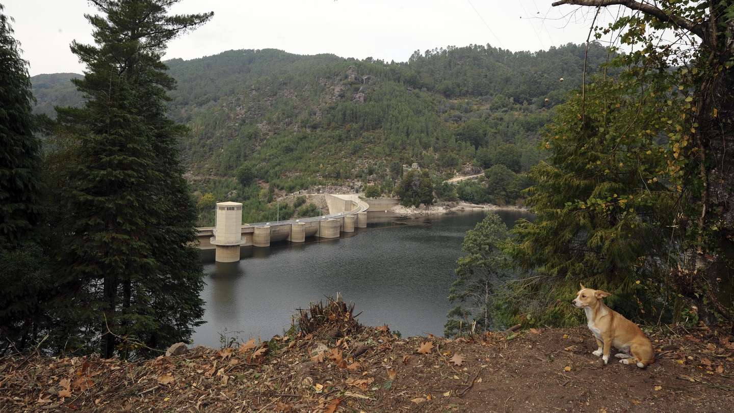 Barragem de Salamonde, Vieira do Minho. A EDP inicia hoje o reforço de potência da barragem de Salamonde, em Vieira do Minho, o que permitirá aumentar a sua produção e contribuir para duplicar a capacidade de Portugal na produção de energia hídrica, 22 Outubro 2010. HUGO DELGADO/LUSA