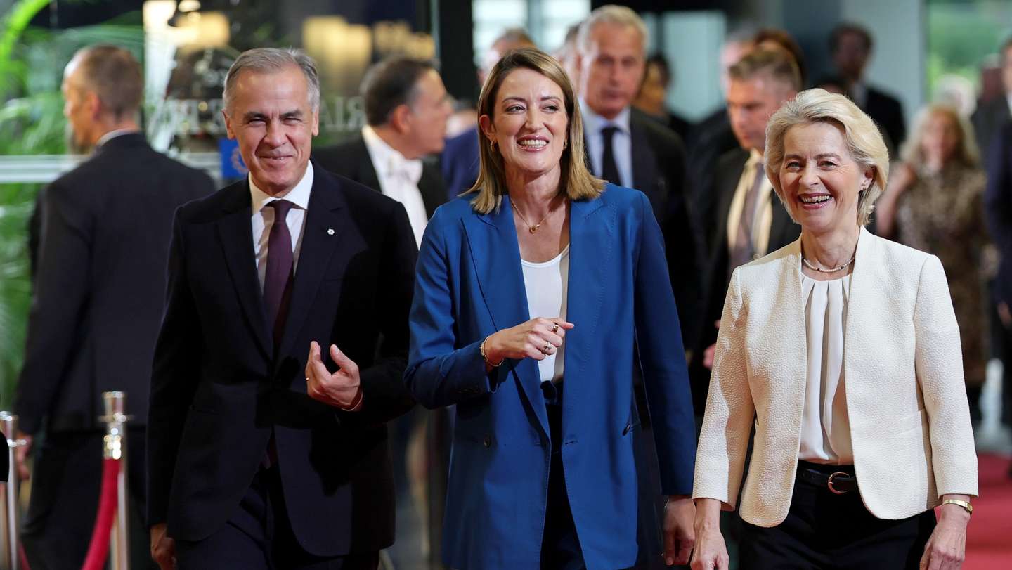 epa13243152 European Commission President, Ursula von der Leyen (R) and European Parliament President, Roberta Metsola (C) welcome Prime Minister of Canada, Mark Carney (L) at the European Parliament in Strasbourg, France, 16 September 2026. Carney will hold meeting in Strasbourg to strengthen Canada's ties with the EU in trade, investment, and security.  EPA/RONALD WITTEK