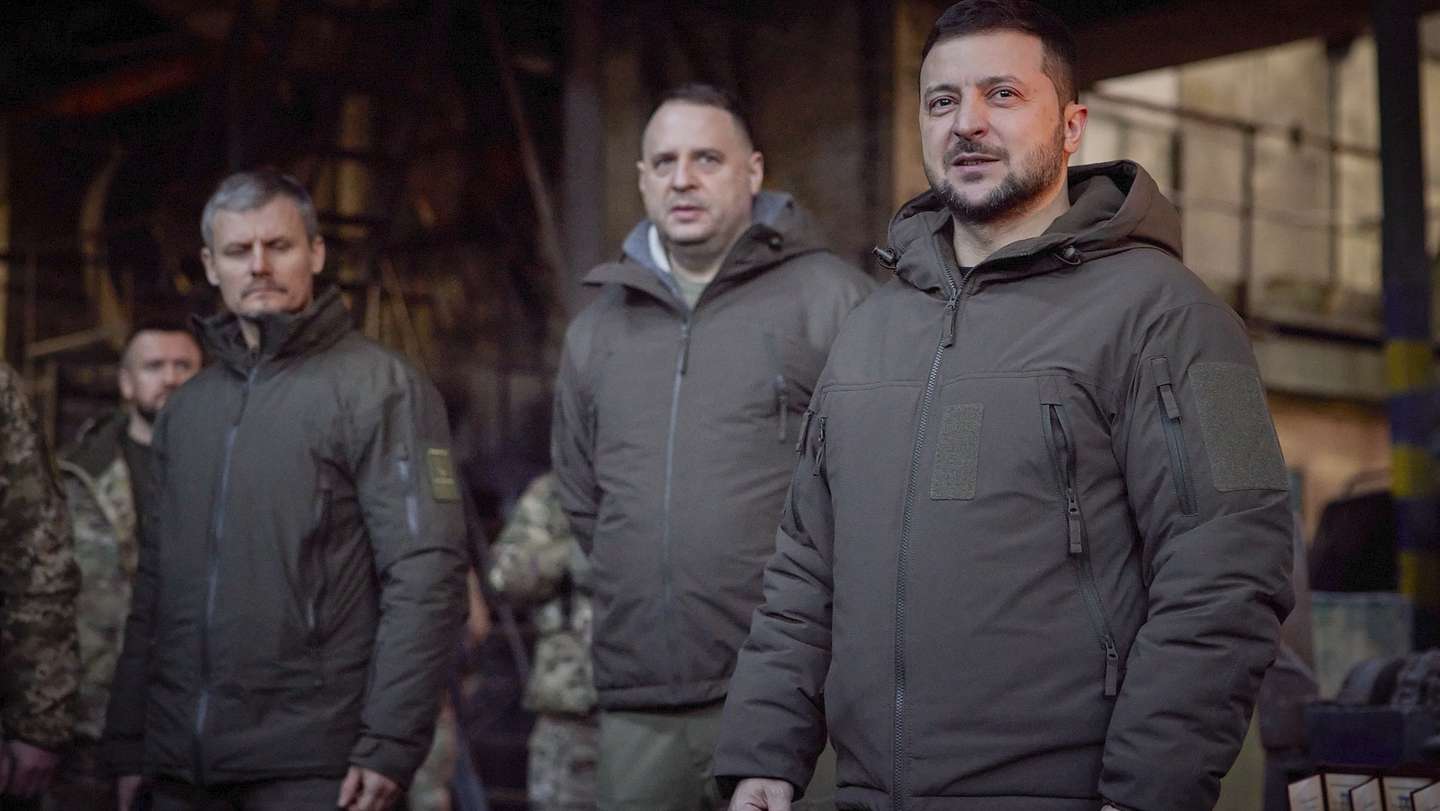 epa10374716 A handout photo made available by the Ukrainian Presidential Press Service shows Ukraine's President Volodymyr Zelensky (R) attending a meeting with Ukrainian servicemen during his visit to Bakhmut, Donetsk region, eastern Ukraine, 20 December 2022, amid Russia's invasion. Zelensky visited the frontline city of Bakhmut where he presented state awards to Ukrainian military personnel, the Ukraine's Presidential office said in a statement. Russian troops entered Ukraine on 24 February 2022 starting a conflict that has provoked destruction and a humanitarian crisis.  EPA/UKRAINIAN PRESIDENTIAL PRESS SERVICE HANDOUT -- MANDATORY CREDIT: UKRAINIAN PRESIDENTIAL PRESS SERVICE -- HANDOUT EDITORIAL USE ONLY/NO SALES