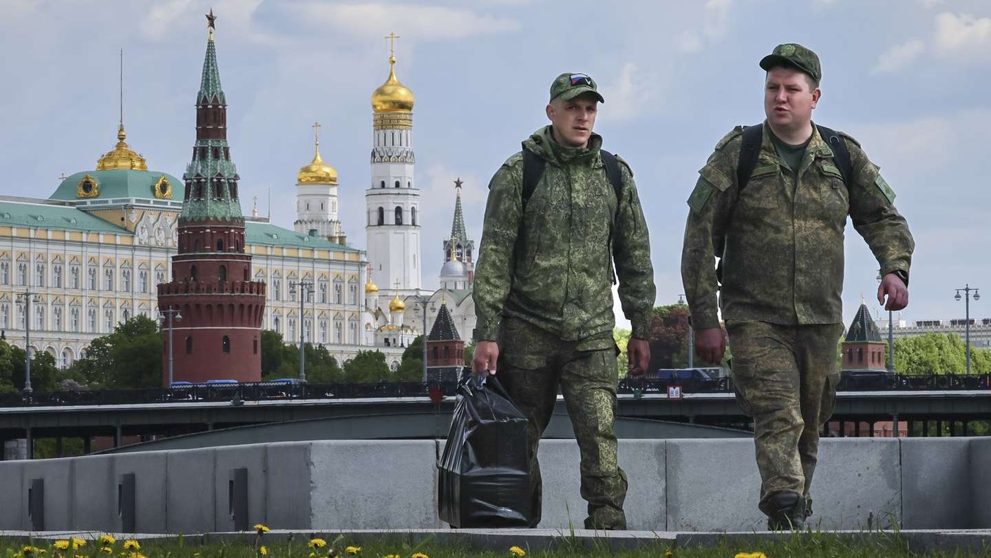epa12102321 Two Russian soldiers walk in front of the Kremlin in Moscow, Russia, 15 May 2025.  EPA/YURI KOCHETKOV