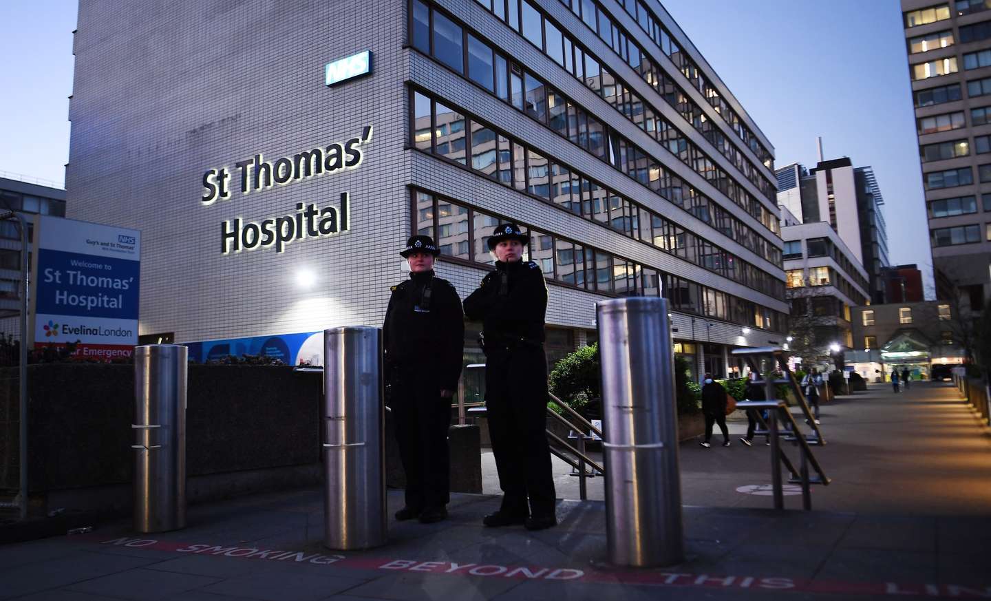 epa08347281 Police stand guard outside St.Thomas's Hospital in London, Britain, 07 April, 2020. British Prime Minister Boris Johnson is being treated for Coronavirus at St. Thomas' Hospital, and was moved to the Intensive Care Unit after his condition worsened. Countries around the world are taking increased measures to stem the widespread of the SARS-CoV-2 coronavirus which causes the Covid-19 disease.  EPA/ANDY RAIN