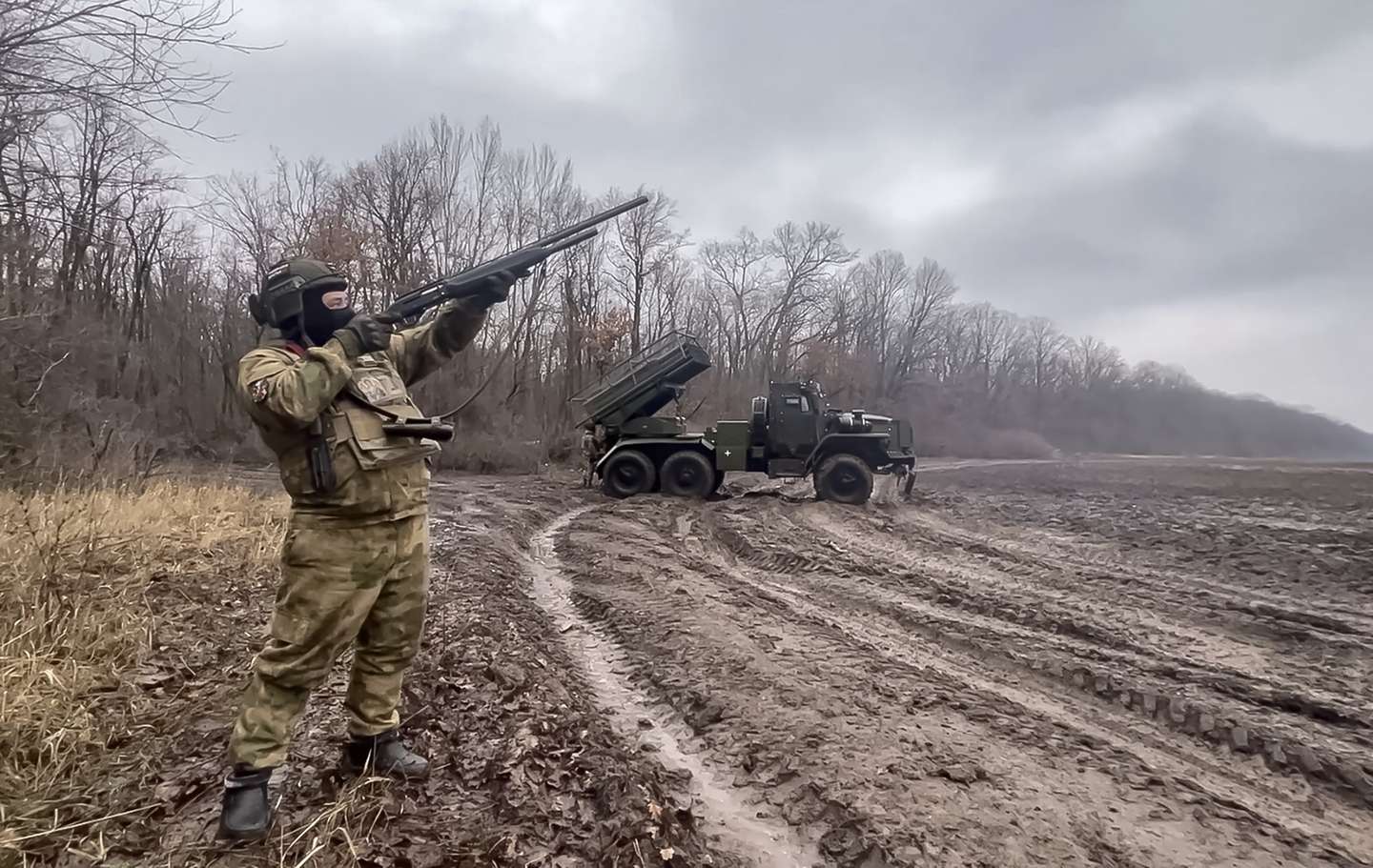epa11828955 A still image taken from a handout video made available by the Russian Defence Ministry Press-Service on 16 January 2025 shows Russian serviceman as the BM-21 'Grad' jet rocket systems prepares for launch in border areas of the Kursk region, Russia. Fighting between Russian and Ukrainian forces has been ongoing in the Kursk region since 06 August 2024 following a Ukrainian military incursion into the Russian border region.  EPA/RUSSIAN DEFENCE MINISTRY HANDOUT HANDOUT EDITORIAL USE ONLY/NO SALESHANDOUT EDITORIAL USE ONLY/NO SALES