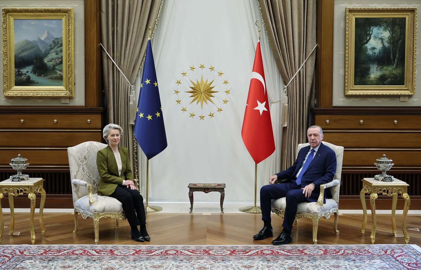 epa11782115 A handout photo made available by the Turkish Presidential press office shows Turkish President Recep Tayyip Erdogan (R) and European Commission President Ursula Von der Leyen (L) posing for a photo during their meeting at the Presidential Palace in Ankara, Turkey, 17 December 2024.  EPA/TURKISH PRESIDENTIAL PRESS OFFICE HANDOUT HANDOUT EDITORIAL USE ONLY/NO SALES