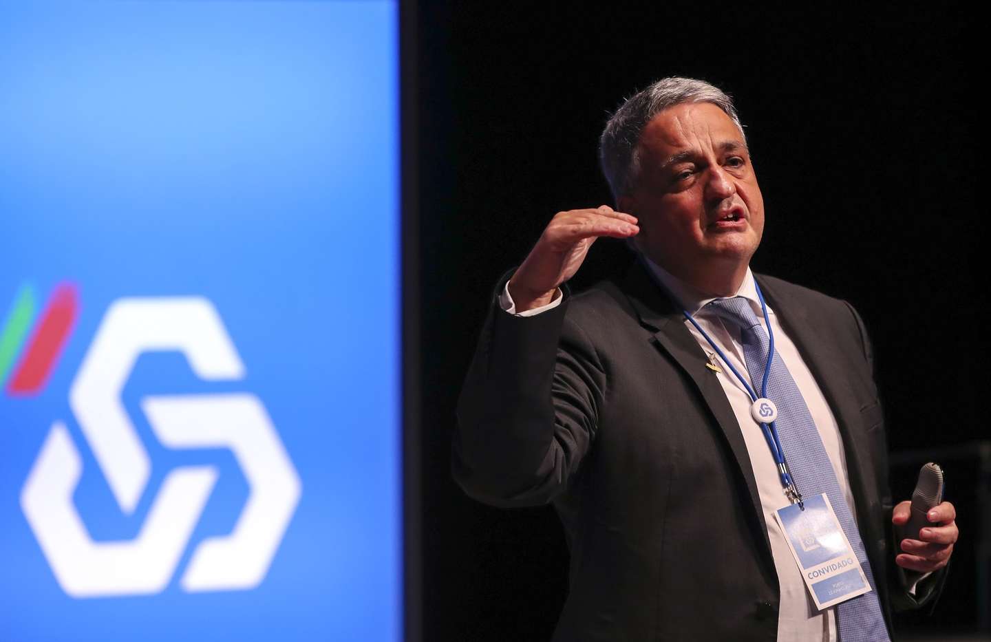 Paulo Moita Macedo, presidente da Comissão Executiva da Caixa Geral de Depósitos, discursa durante o  Encontro Fora da Caixa  organizado por este banco, Porto, 22 de junho de 2021. O Banco Europeu de Investimento e a Caixa Geral de Depósitos assinam um contrato para apoiar as necessidades de liquidez e investimento em apoios para médias e grandes empresas, bem como para o setor público e outras entidades, nomeadamente no setor da saúde, afetadas pela crise económica provocada pela pandemia. JOSÉ COELHO/LUSA