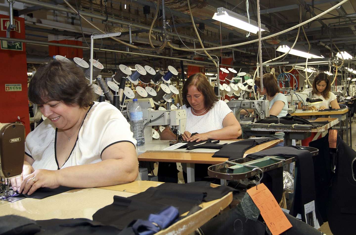 Trabalhadoras na linha de produção da Dielmar, em maio de 2015.
