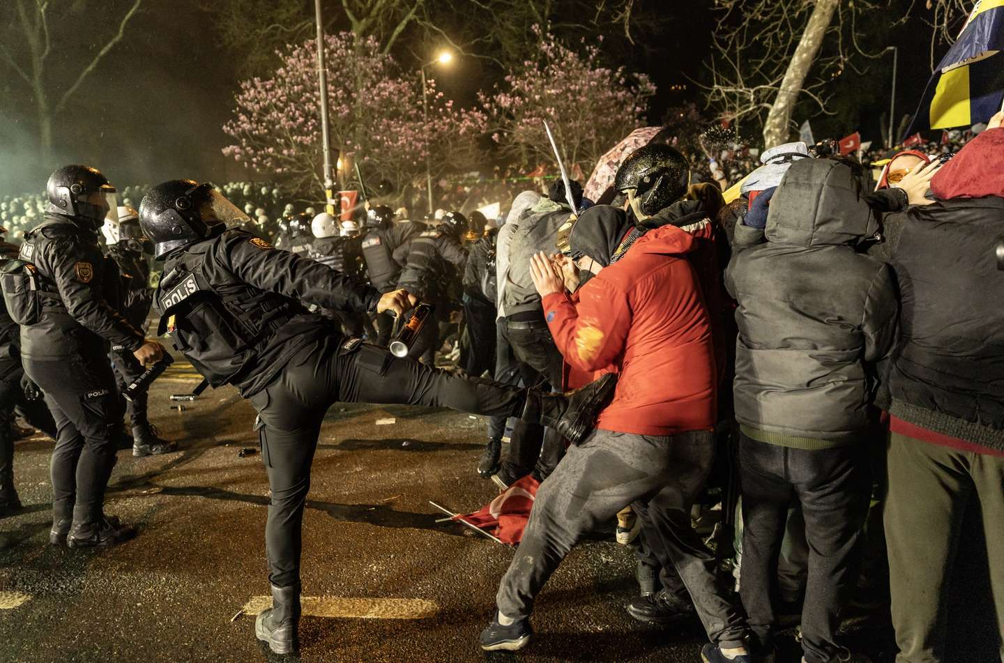 epaselect epa11983978 Turkish riot police clash with protesters trying to march to Taksim Square from the Istanbul Municipality headquarters during a protest against the detention of Istanbul Mayor Ekrem Imamoglu in Istanbul, Turkey, 23 March 2025. Istanbul Mayor Ekrem Imamoglu of the Republican People's Party (CHP) was jailed and dismissed by the Turkish Ministry of Interior on 23 March on corruption charges following his detention on March 19 along with 100 others.  EPA/ERDEM SAHIN