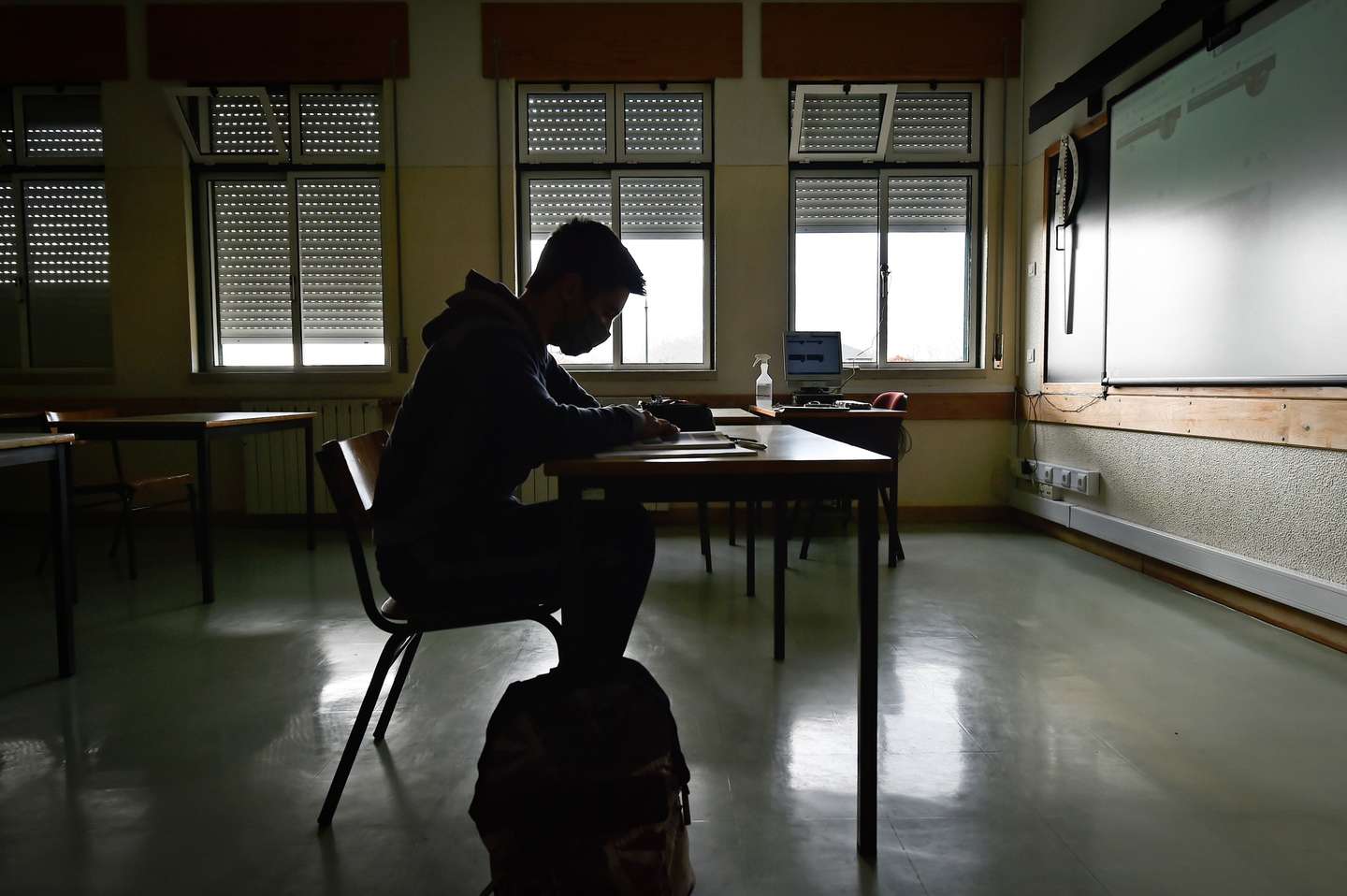 Silhueta de Leandro Gomes, 13 anos, aluno do 8.º ano quee recomeçou esta segunda-feira as aulas através do ensino á distância, em Santa Cruz da Trapa, S. Pedro do Sul, 08 de fevereiro de 2021. Ao contrário da maioria dos seus colegas, Leandro teve de se deslocar na mesma á escola, porque na aldeia onde mora, Coelheira, não existe internet. NUNO ANDRÉ FERREIRA/LUSA