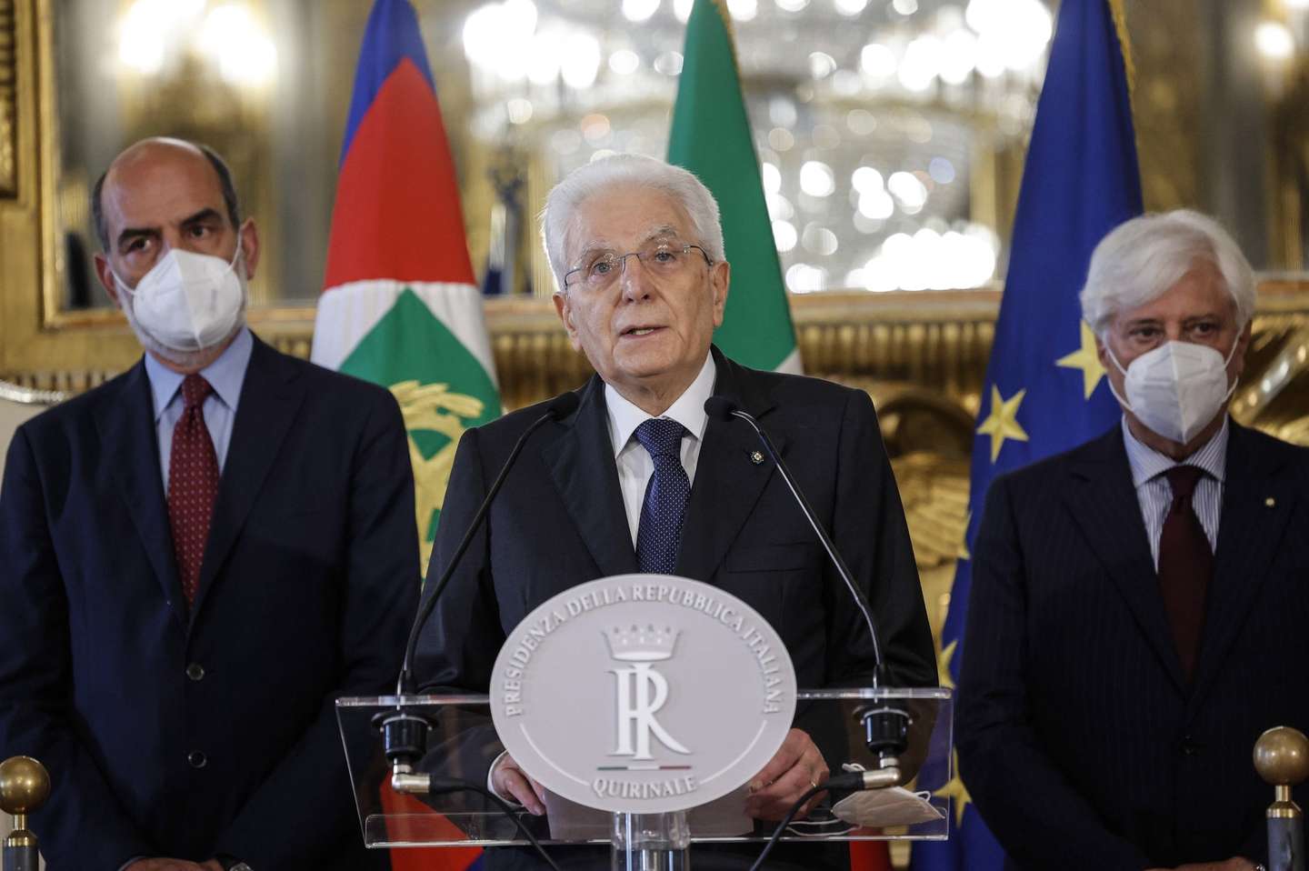 epa10084553 Italian President Sergio Mattarella (C) delivers an address at the Quirinal Palace in Rome, Italy, 21 July 2022, announcing that he signed a decree to dissolve parliament for a general election to be held within 70 days after Prime Minister Draghi resigned following the collapse of his ruling coalition.  EPA/GIUSEPPE LAMI